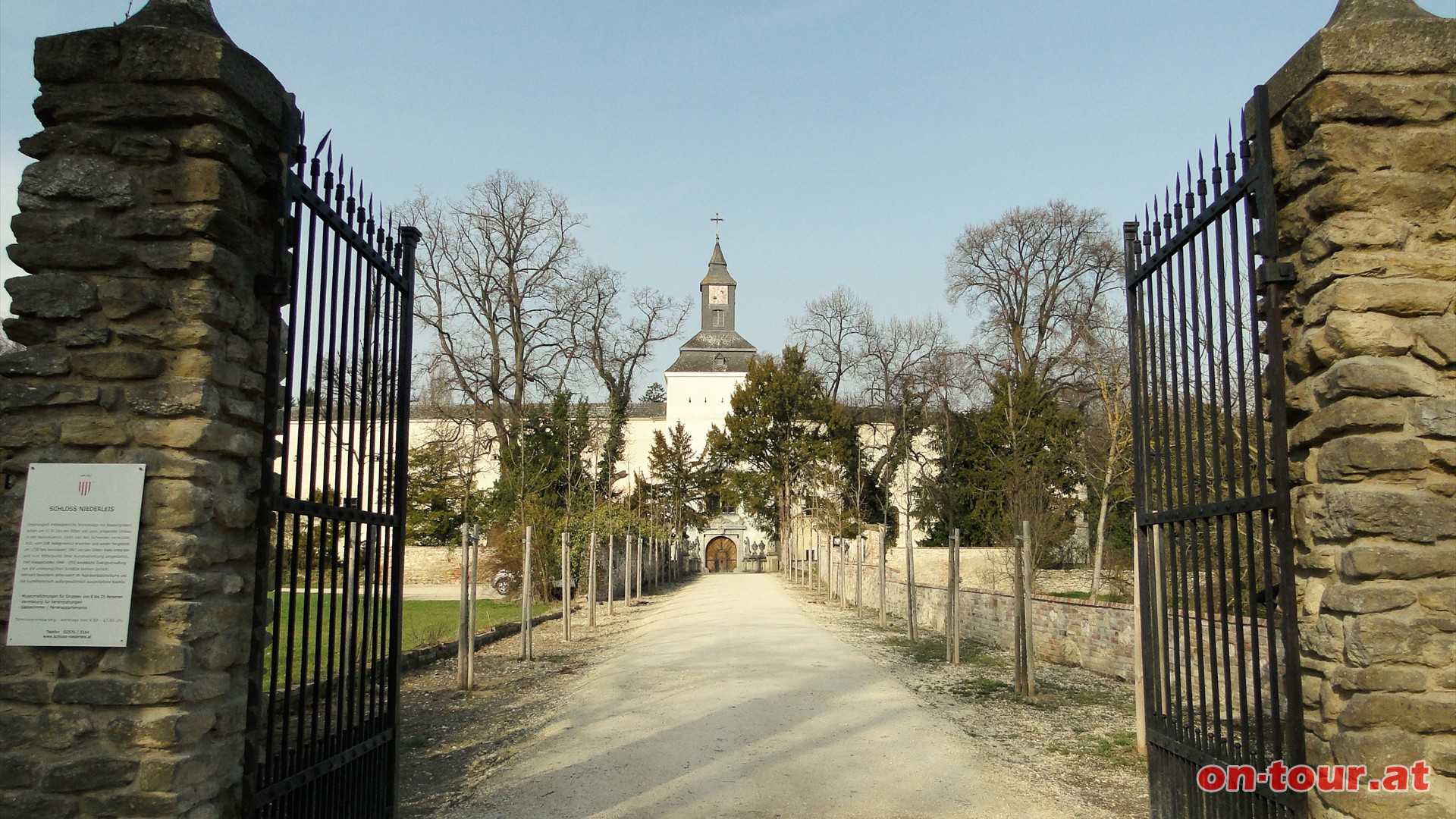 ..... zur Landstrae; dieser in sdlicher Richtung bis Niederleis und dem Schloss Niederleis folgen (Fhrungen sind hier mglich). Weiter durch Niederleis bis....