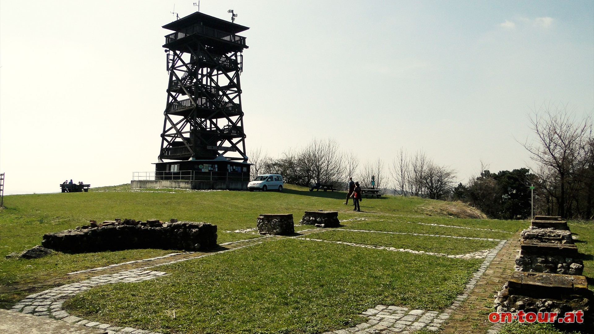 Am Oberleiserberg befindet sich eine Aussichtswarte und ein archologisches Freilichtmuseum. Im Inneren des Turms dokumentiert eine Ausstellung die Grabungen.