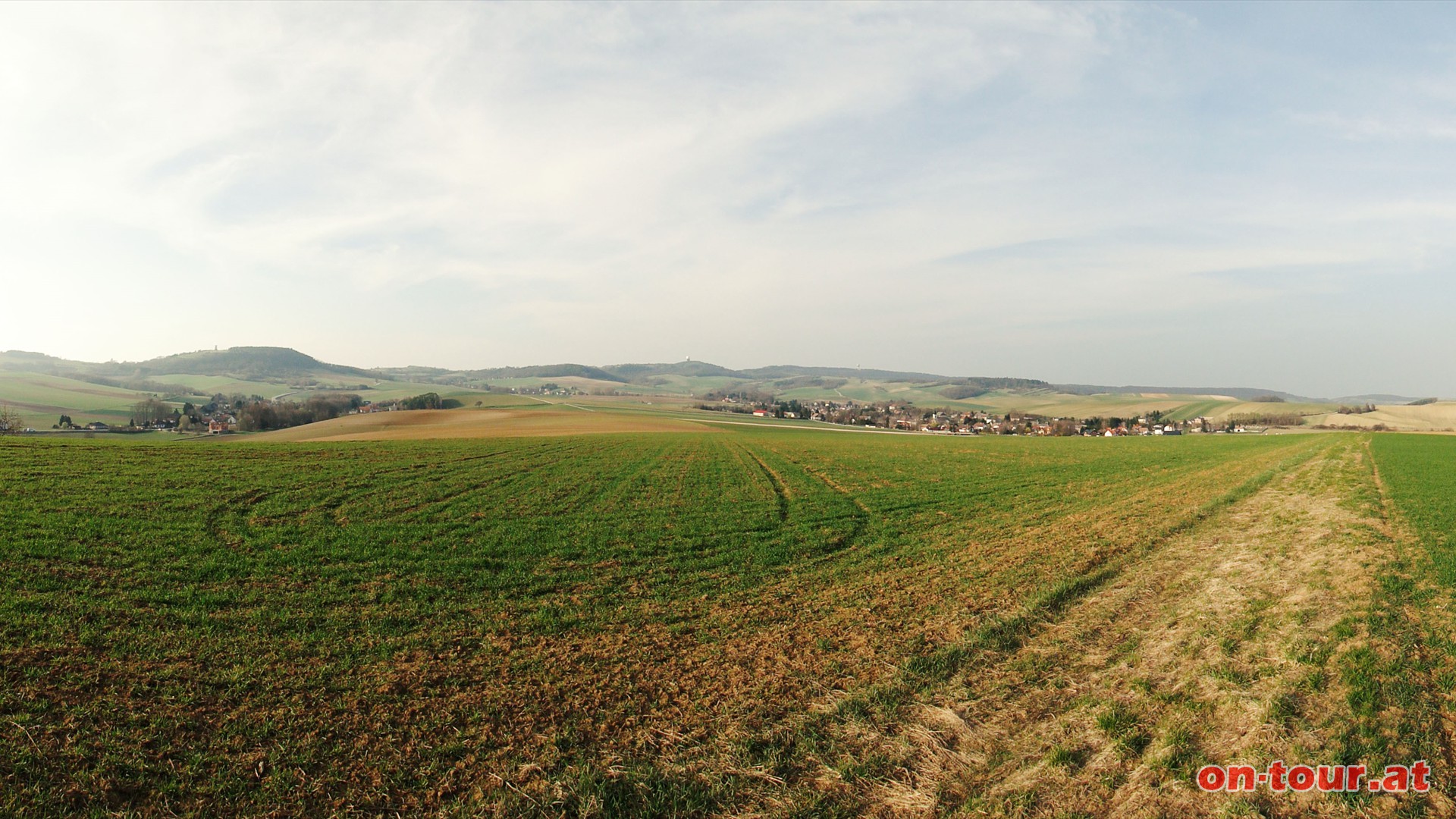 Am Windberg wird der sanfte, liebliche Reiz dieser Landschaft der Leiser Berge wieder besonders deutlich. Links liegt Nodendorf und rechts Niederleis.