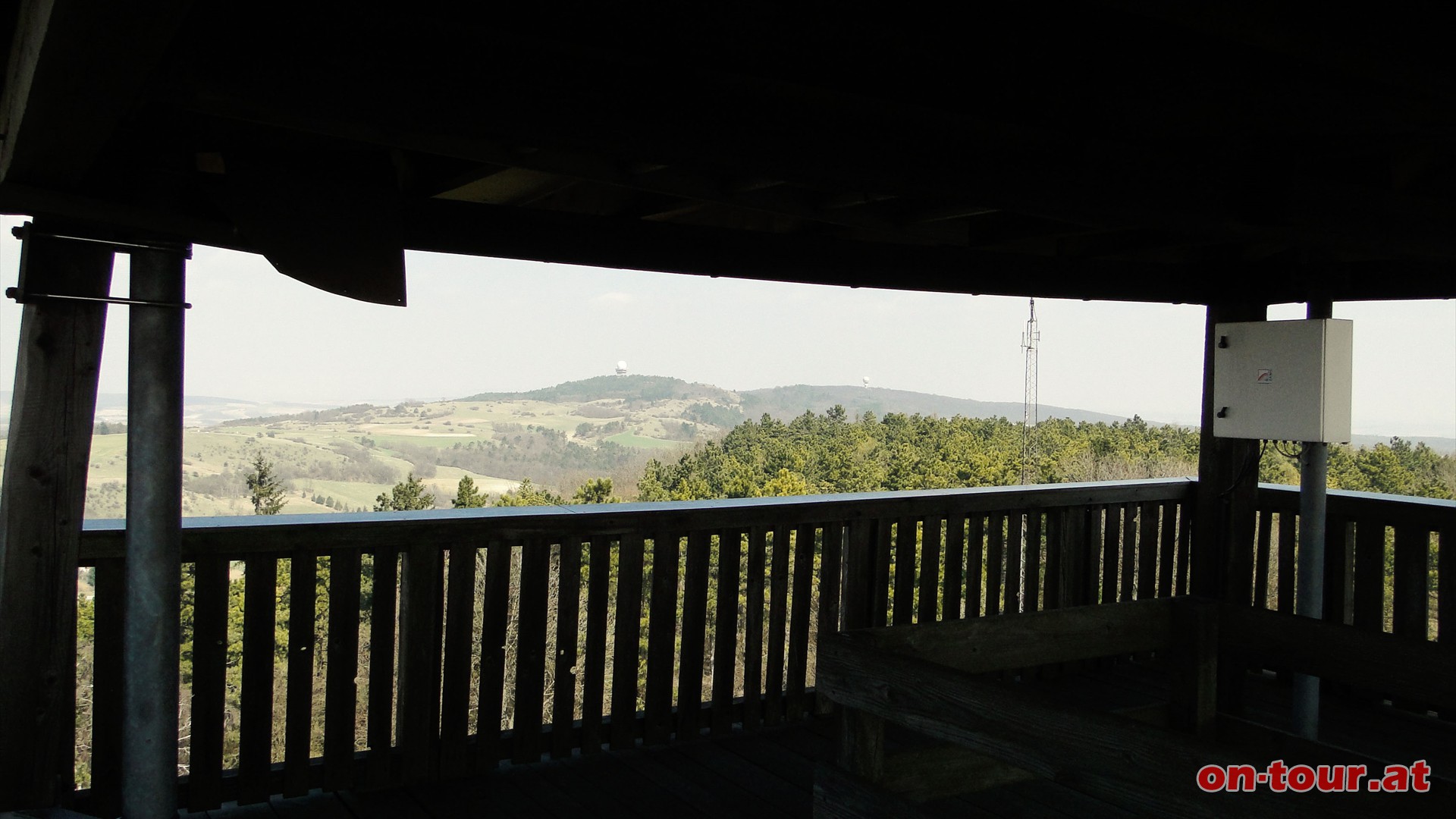 Auf der Warte sehen wir im Nordosten den Buschberg mit der zivilen Flugleitstelle (linke Radarstation). Rechts das Steinmandl (480m) mit dem Bundesheer-Radar.