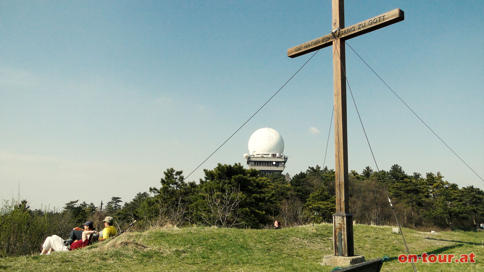 ber den Zahlberg erreichen wir schlielich das Gipfelkreuz am Buschberg. Der Gipfelbereich wird von einem Schwarzfhrenwald umrahmt.
