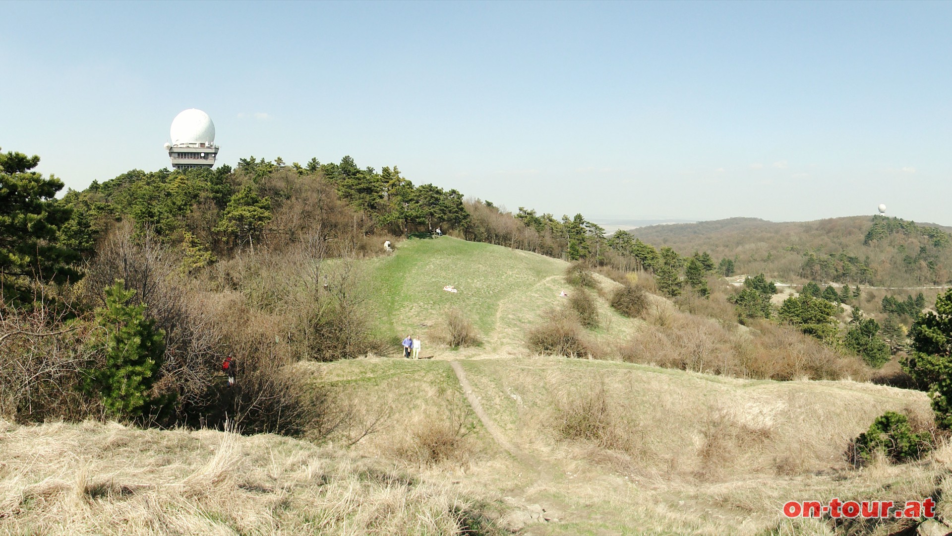 Die Buschberghtte liegt unmittelbar neben der Radarstation im Wald; ca. 5 Min. vom Gipfelkreuz entfernt. Rechts unten ist der Parkplatz bei der Sonnenuhr.