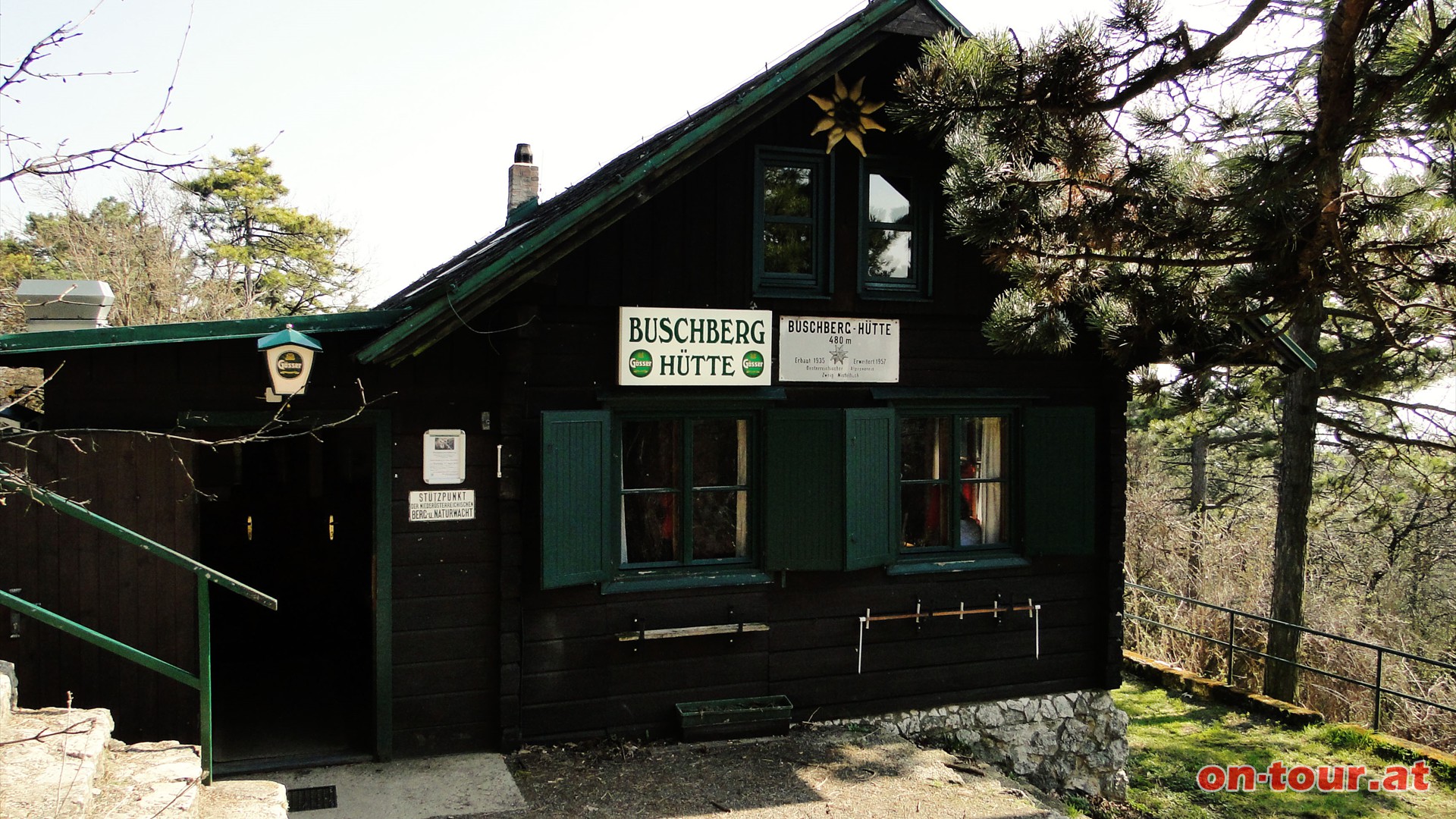 Die gemtliche Buschberghtte ist die niedrigste Alpenvereinshtte in sterreich. Selbstverstndlich wird hier Pause gemacht.