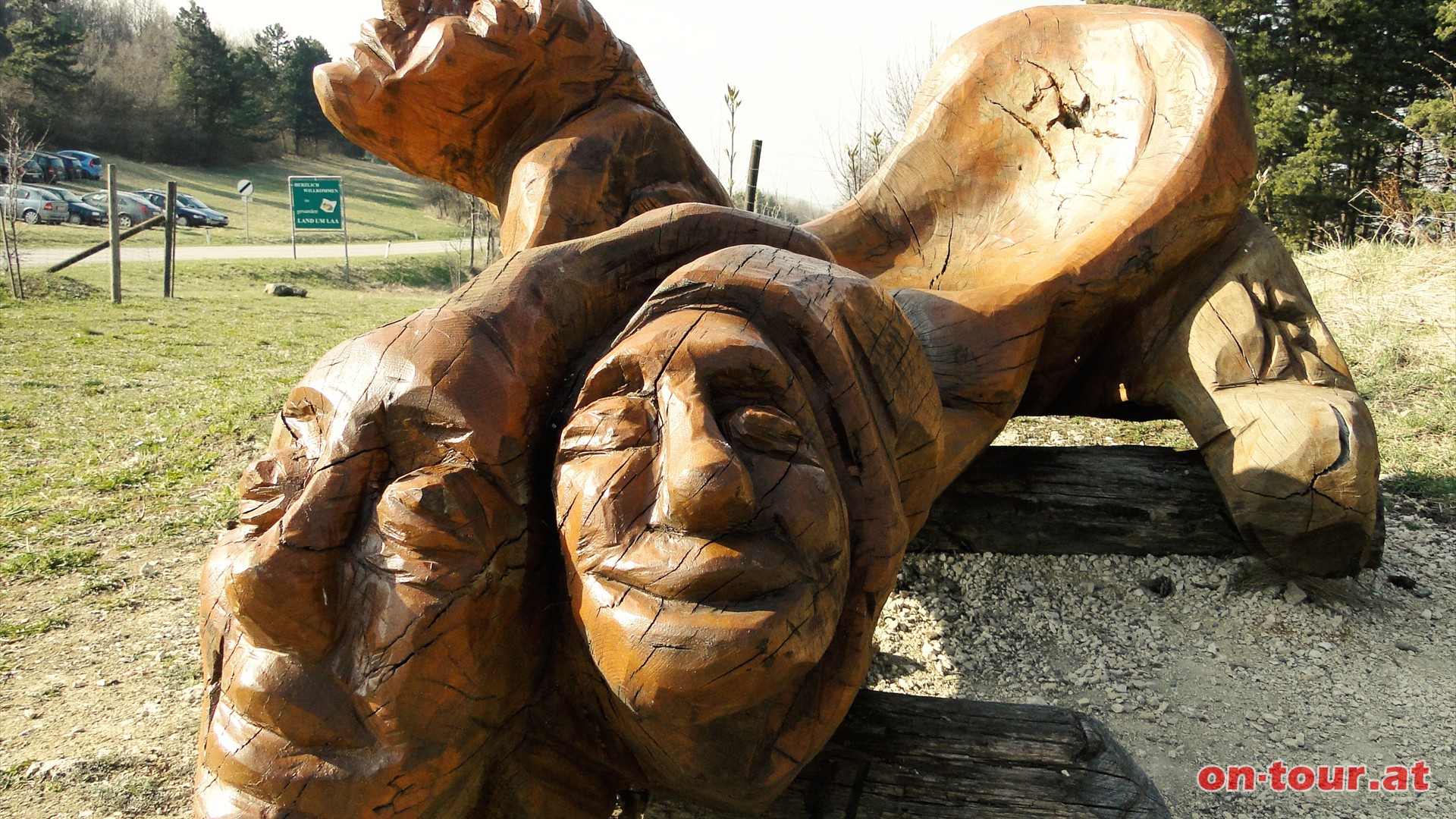 Die -lebendige, wachsende und sich vernderte Natur-Kunst Symbiose- bietet mit den speziellen Sitzskulpturen komfortablen Erholungsgenuss fr mde Wanderer. 