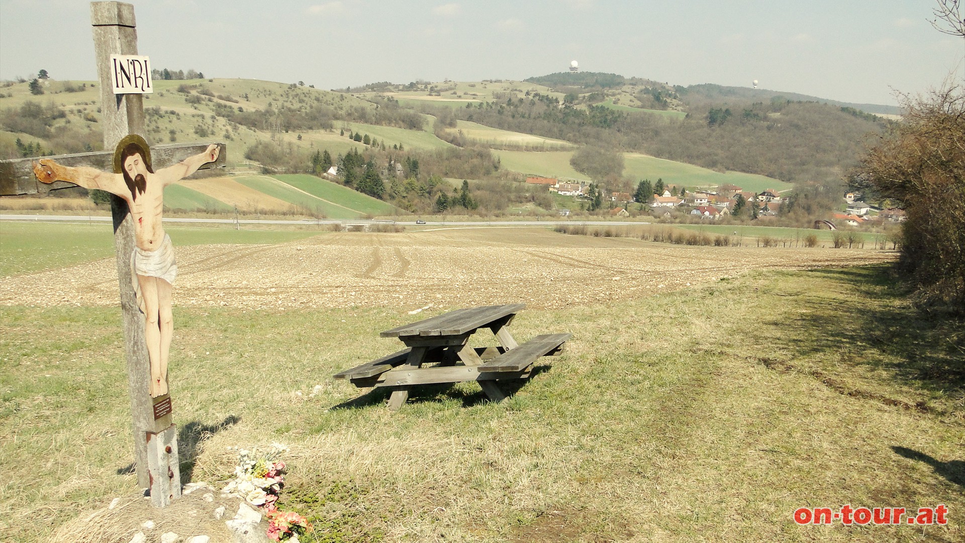 Die vielfltige Landschaft mit den Wldern, ckern, Trockenwiesen und sanften Hgeln bt einen besonderen Reiz aus.