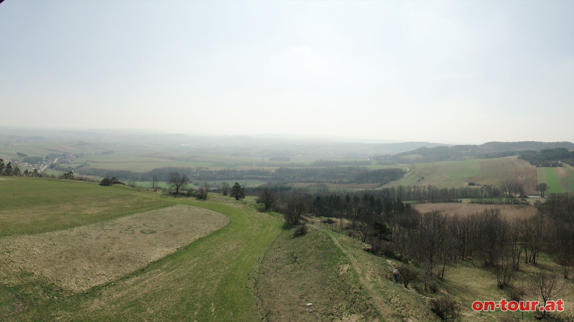 Ernstbrunn liegt im Sden. Bei den Konturen dahinter handelt es sich um den Bisamberg, den Leopolds- und den Kahlenberg in Wien.