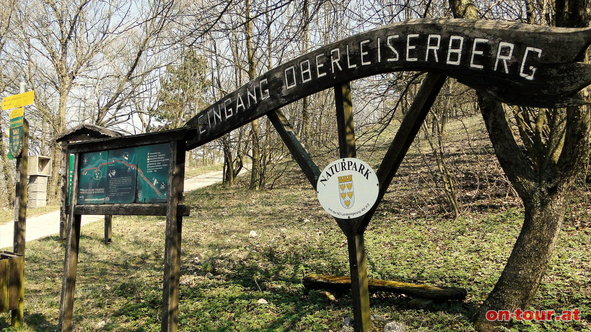 Hinter der Marien-Wallfahrtskirche in Oberleis befindet sich der Naturpark Eingang Oberleiserberg.