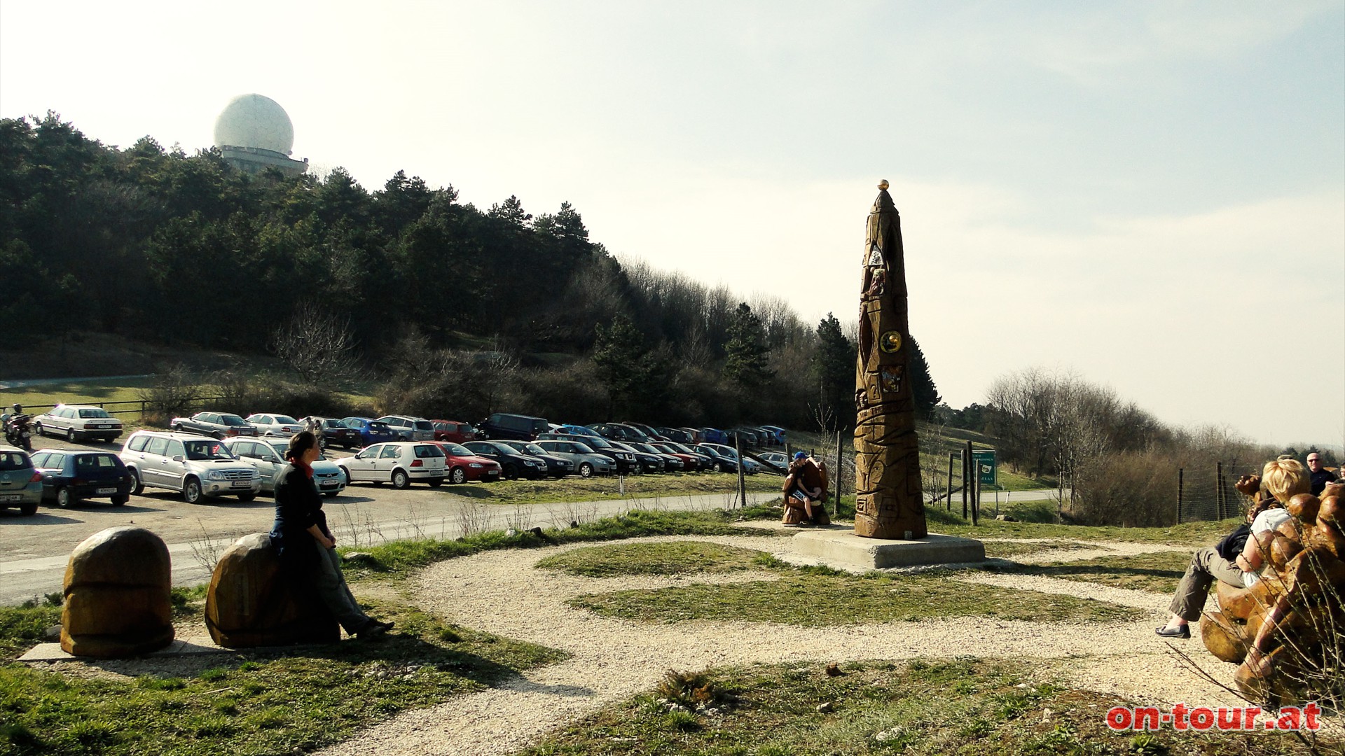 Im Anschluss geht es hinunter zum Parkplatz und zur Sonnenuhr -Vier Jahreszeiten-; ein Kunstprojekt der N Naturparke.