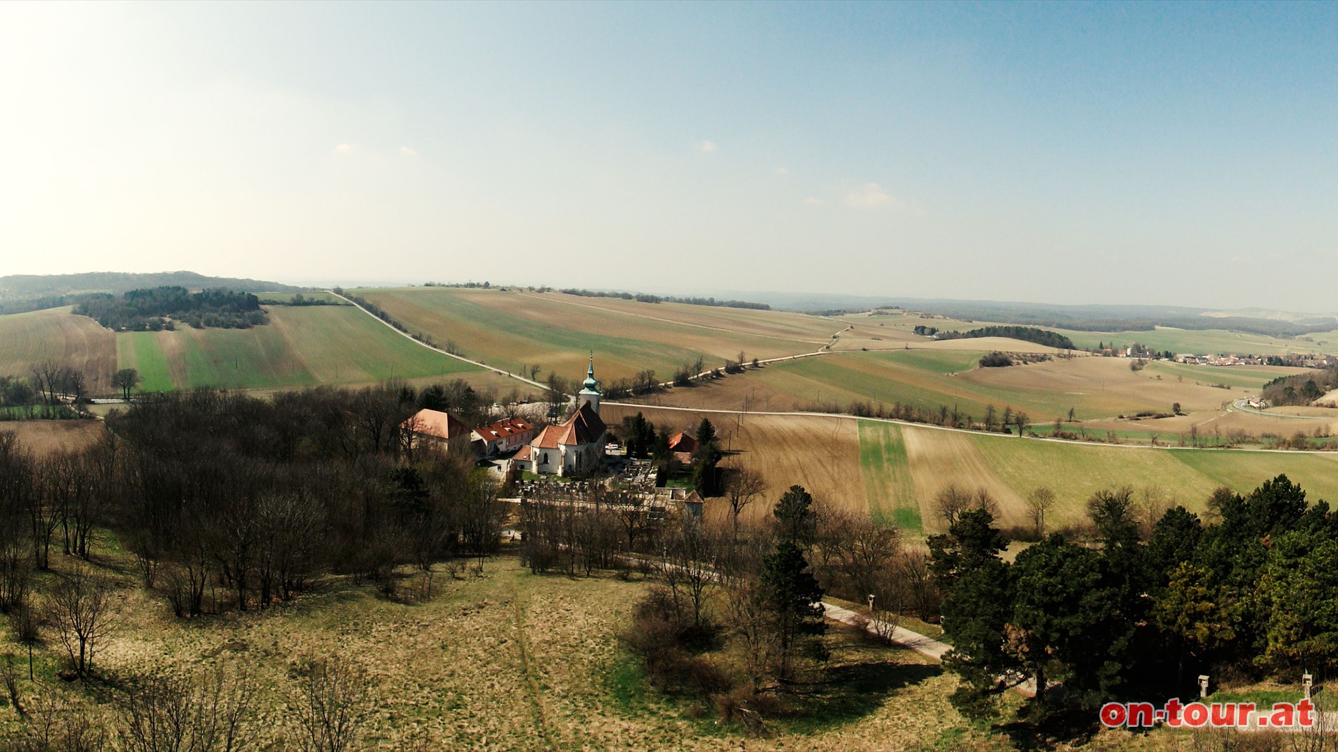 Im Sdwesten der Rckblick zur Steinbacher Heide, sowie der Tiefblick nach Oberleis.