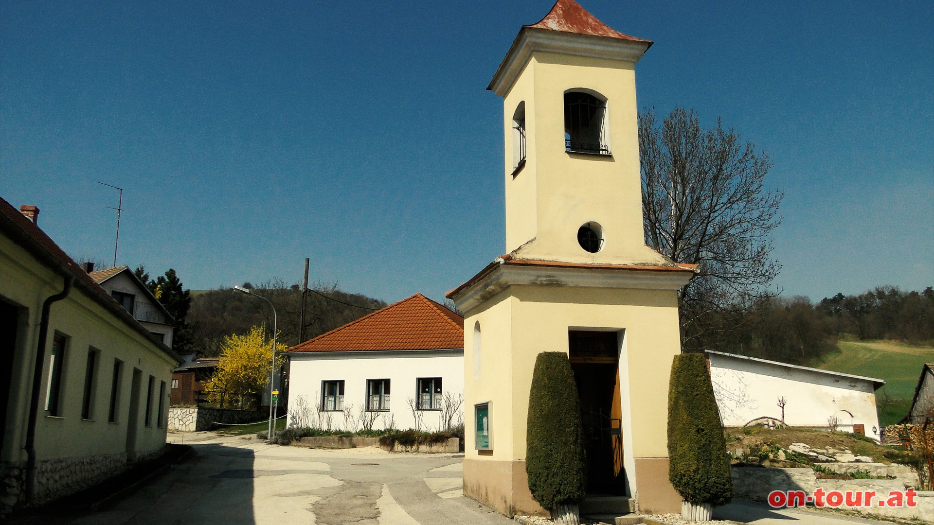 In Au links halten, an der Kapelle vorbei Richtung Buschberg.