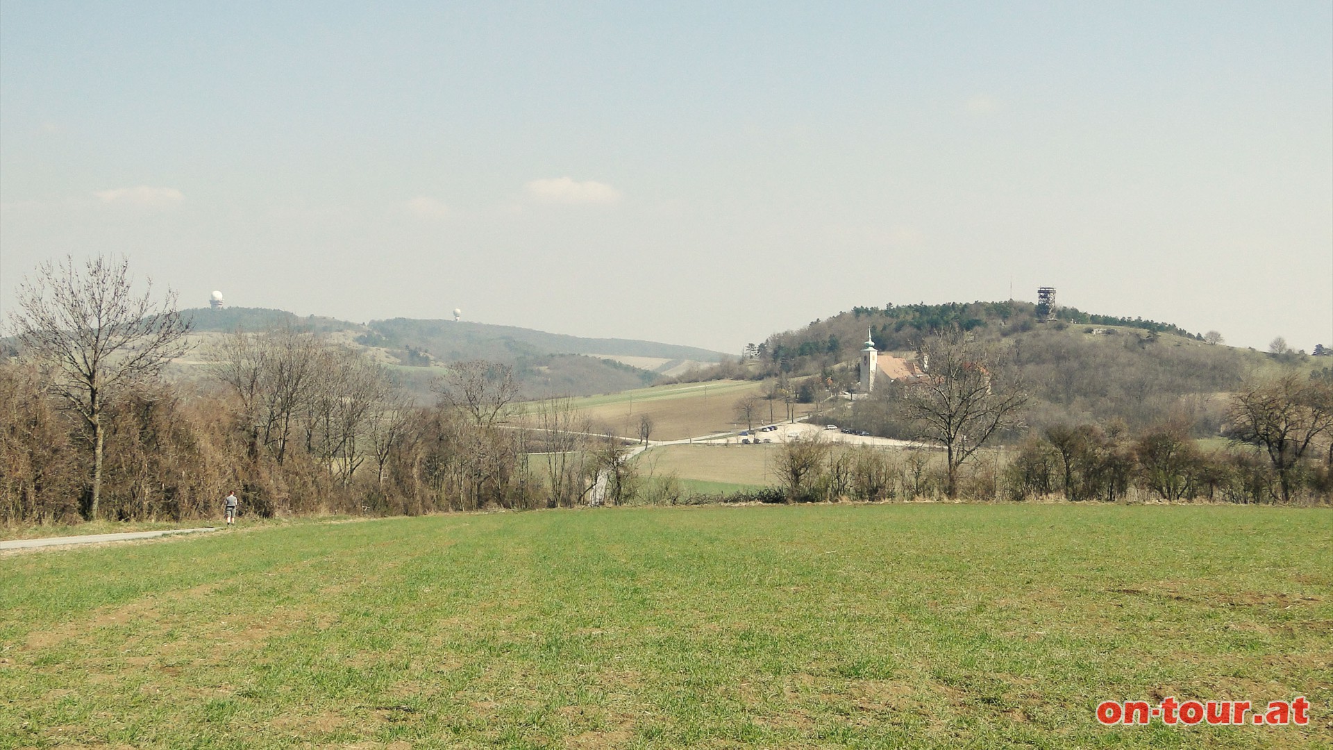 Nach dem Ernstbrunner Wald und einer Landstraenquerung folgt die Steinbacher Heide mit Blick auf Oberleis, den Oberleiserberg (re.) und sogar den Buschberg (li.).