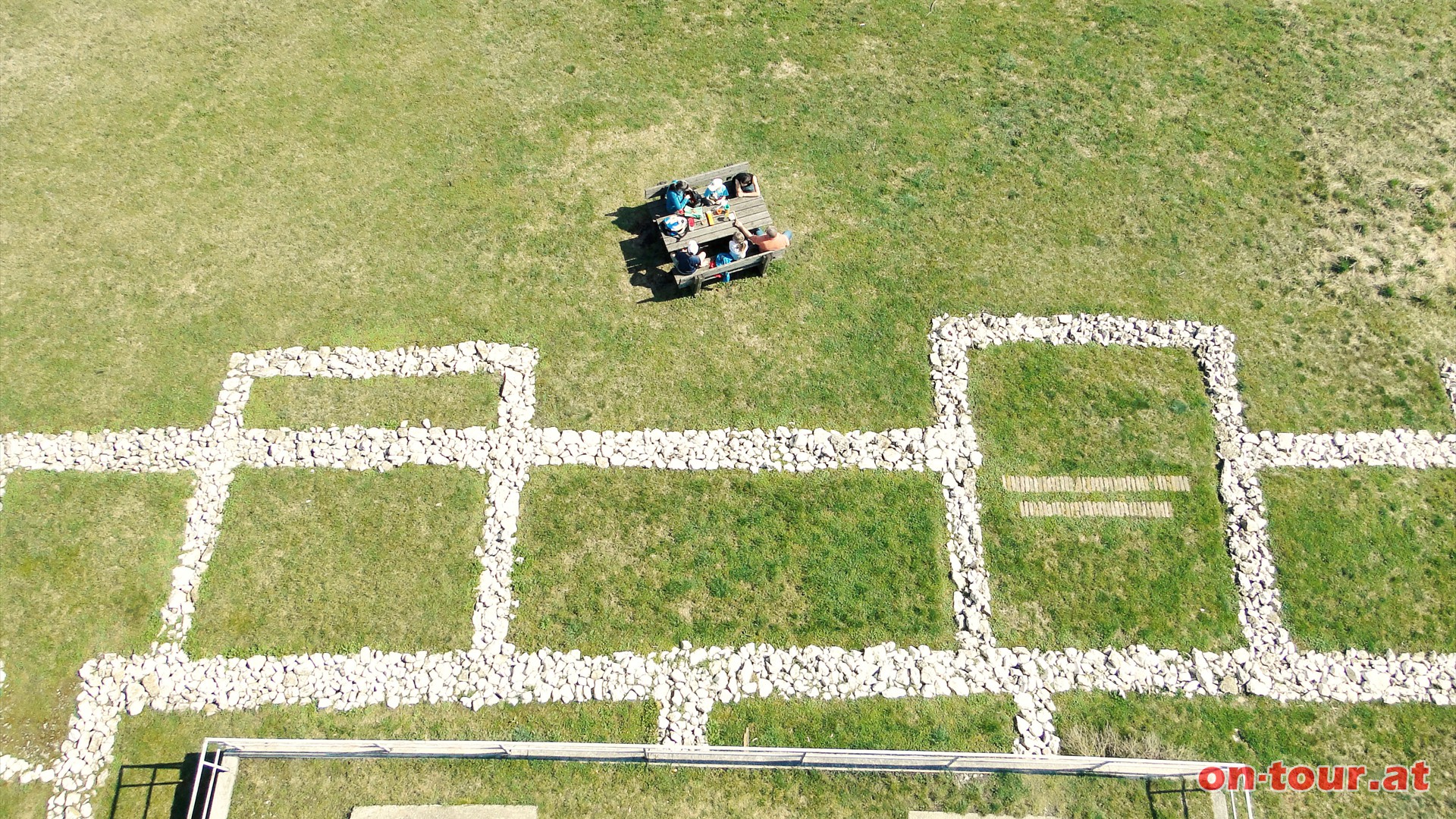 Noch ein Blick direkt hinunter zum Freilichtmuseum und zu den Umrissen der urgeschichtlichen Siedlungsanlage.