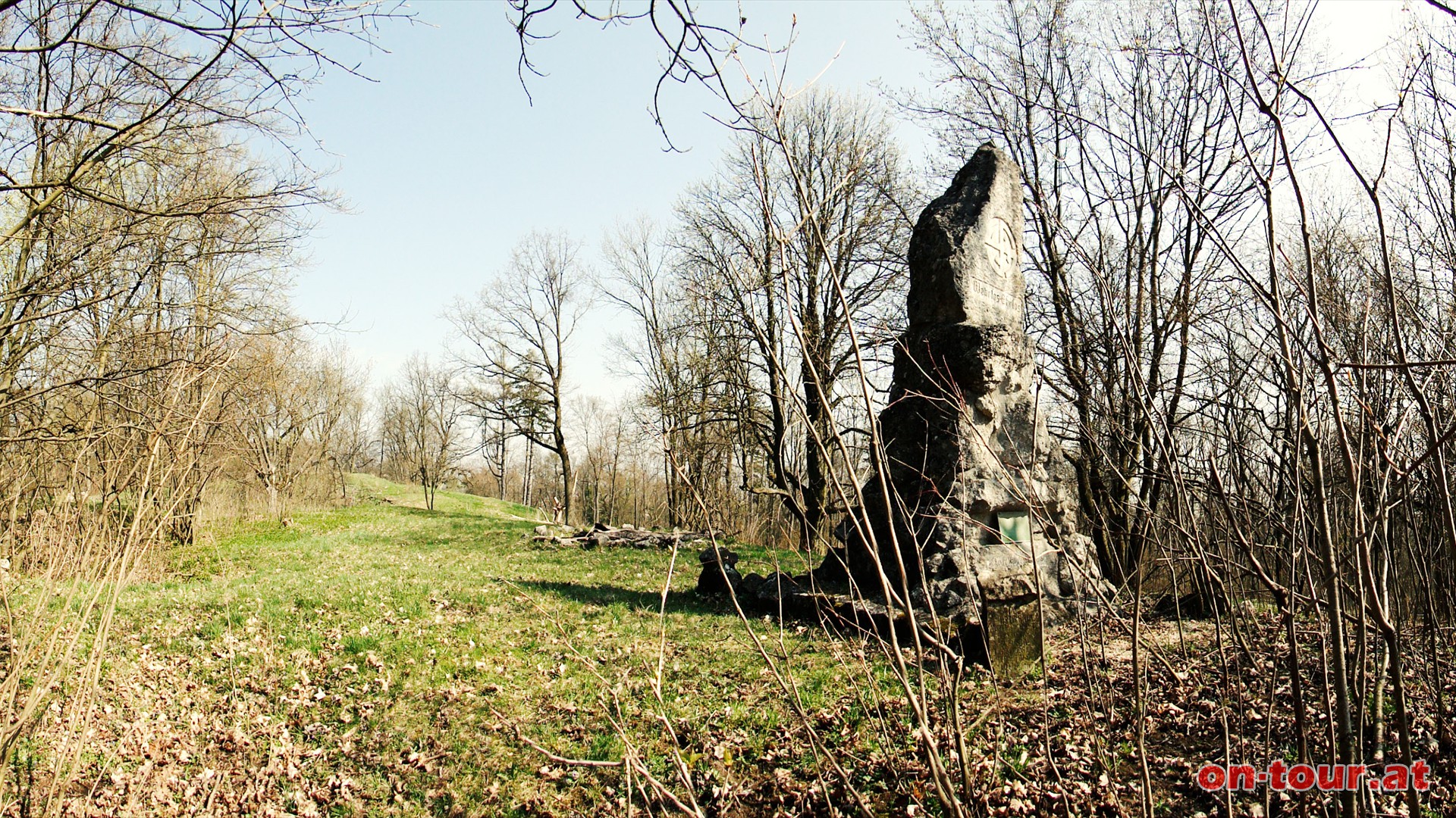 Semmelberg mit Turnerdenkmal. Nun am besten links um den Semmelberg herum und weiter Richtung Norden.