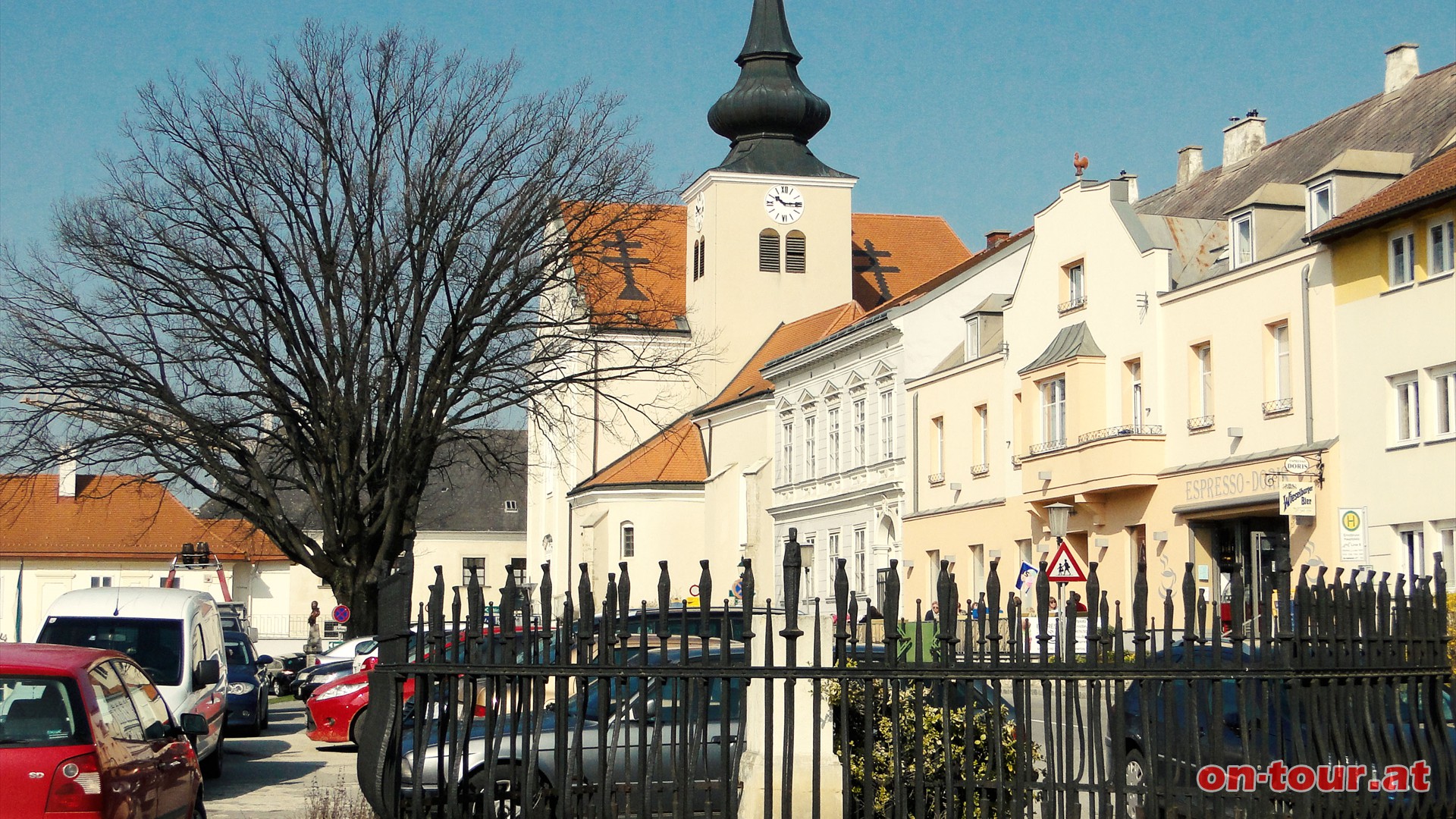 Tourstart im Zentrum der Marktgemeinde Ernstbrunn. Rundwanderweg A (blau); an der Kirche vorbei Richtung Semmelberg (nordwestlich).