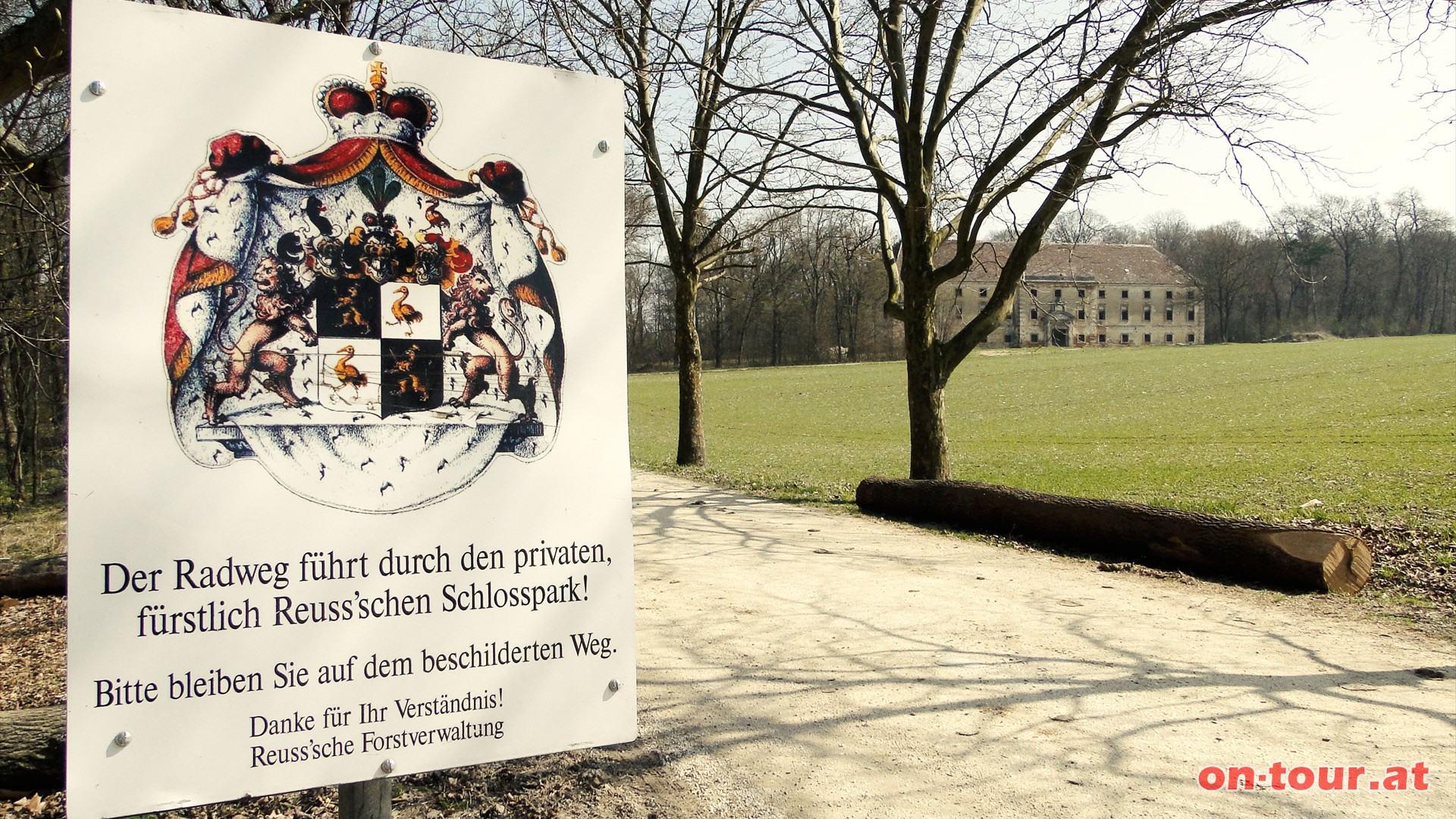 Vorbei beim Schttkasten bis zur Strae, dann rechts.