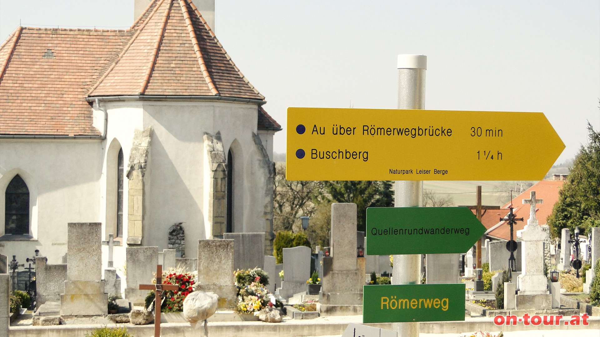 Wieder zurck nach Oberleis. Noch vor der Kirche rechts, Richtung Buschberg.