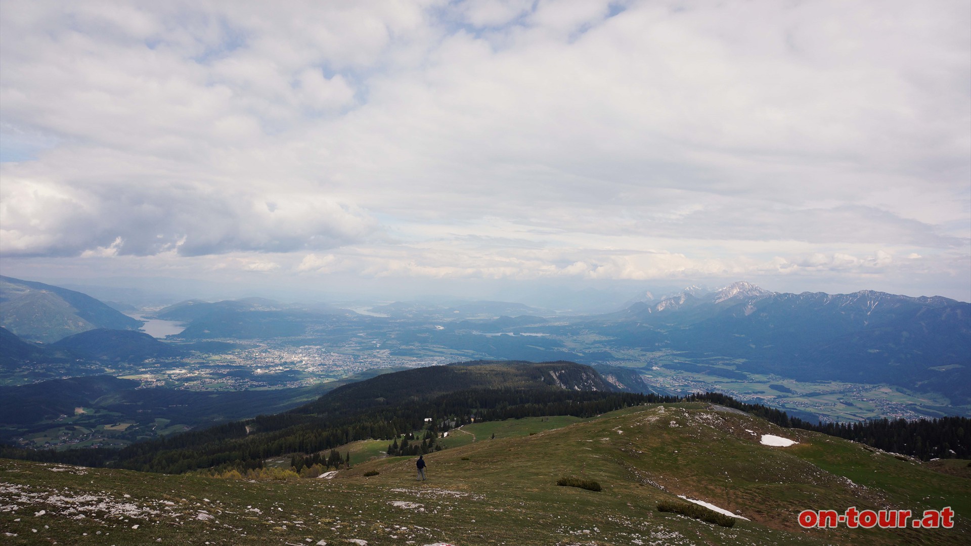 Abstieg zur Rotratte mit Tiefblick nach Villach.