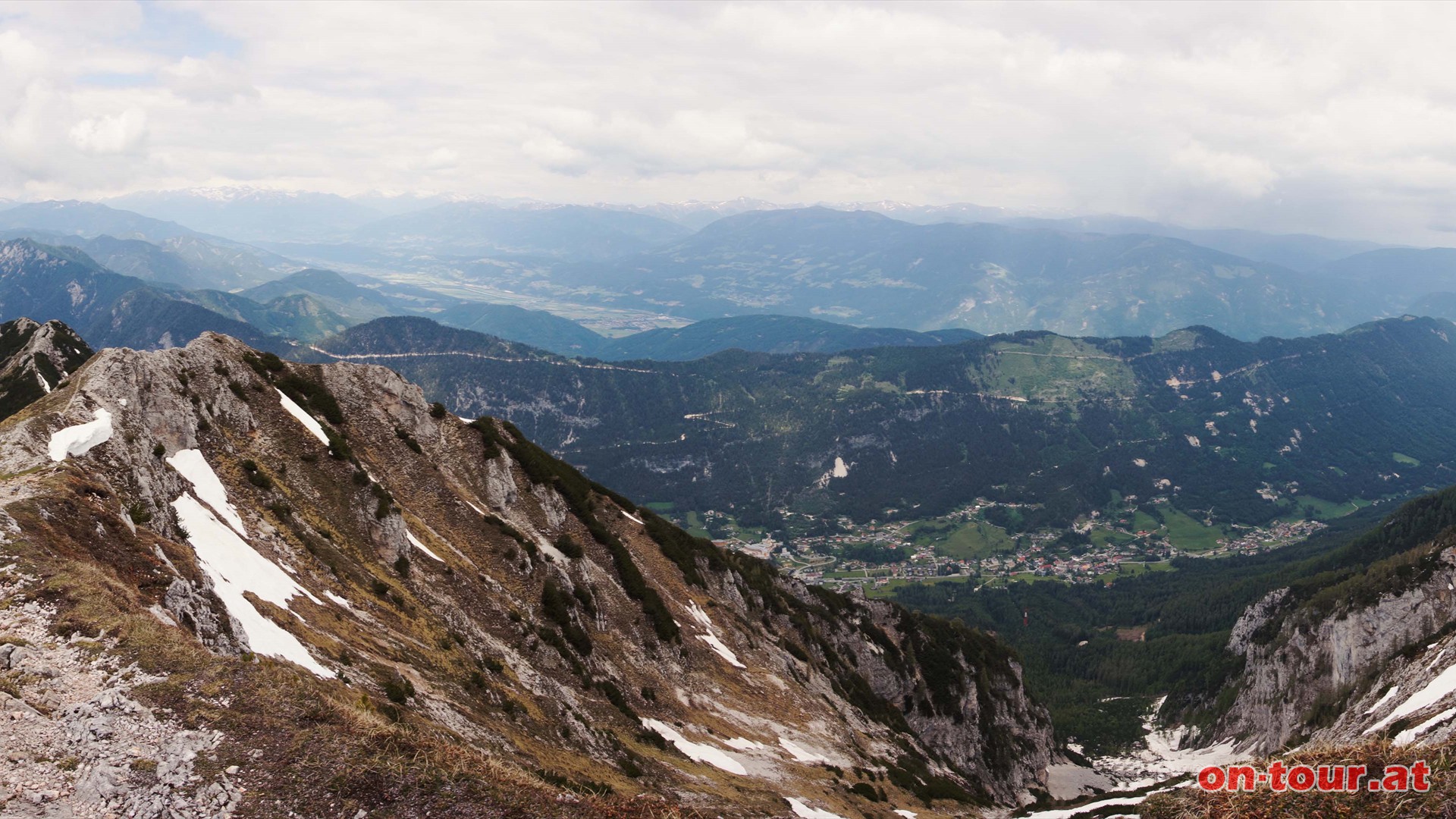 Dobratsch; N-Panorama mit Bad Bleiberg im Tal.