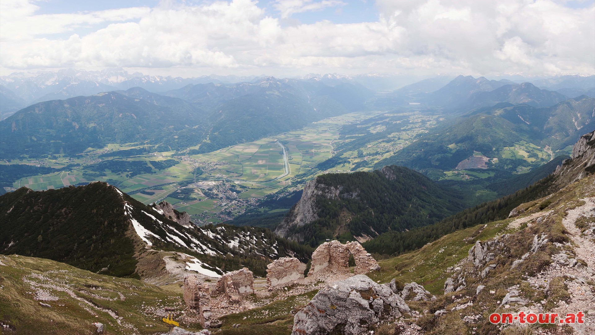 Dobratsch; SW-Panorama mit Gailtal.