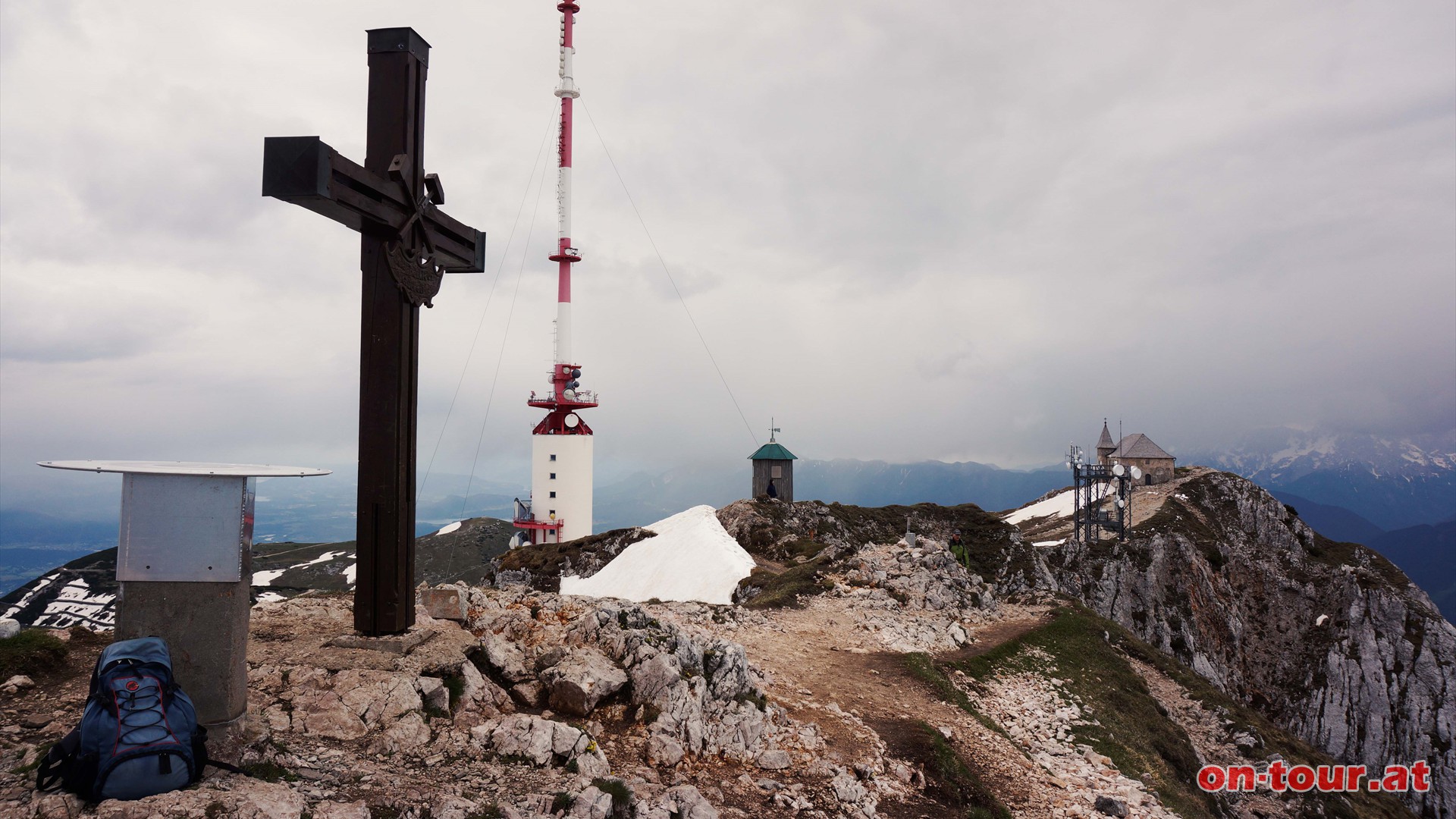 Dobratschgipfel mit Kirchen und Sendeanlage.