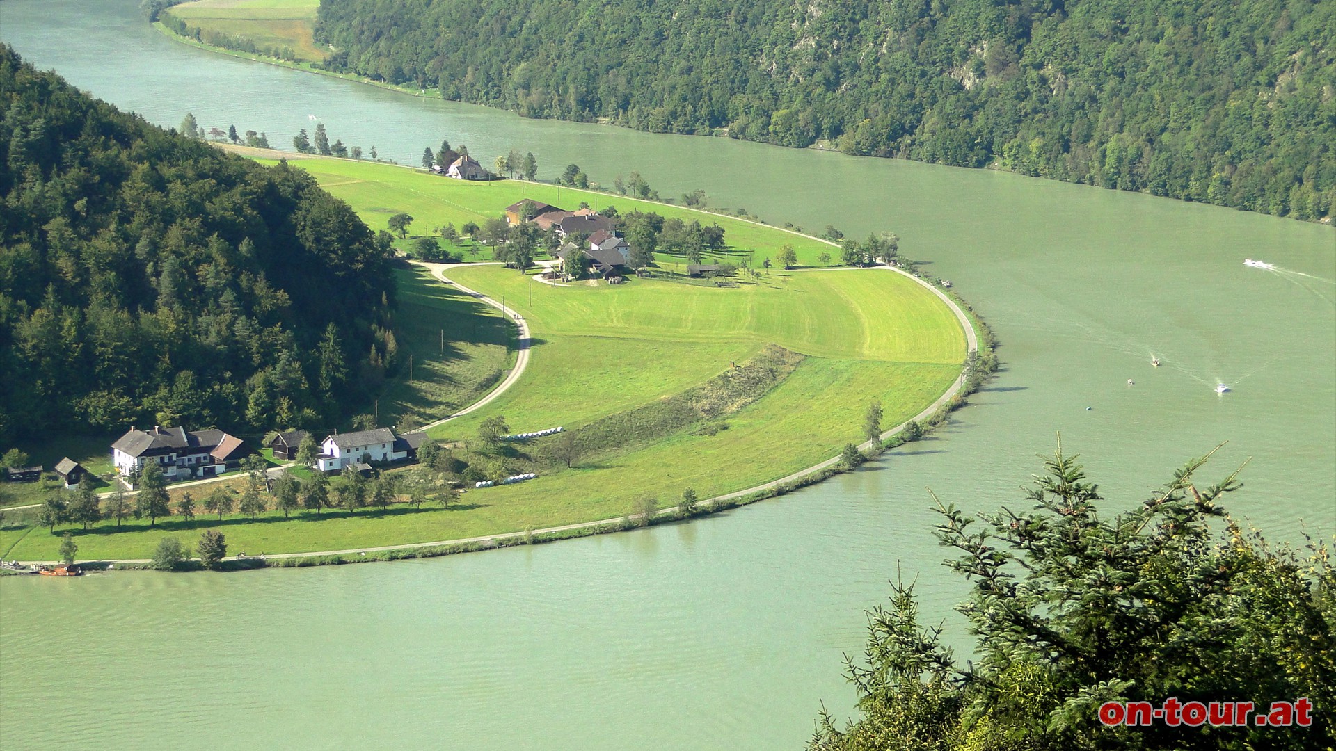 Die Donau wechselt hier zweimal ihre Flussrichtung. In Au fliet der Strom pltzlich wieder zurck.