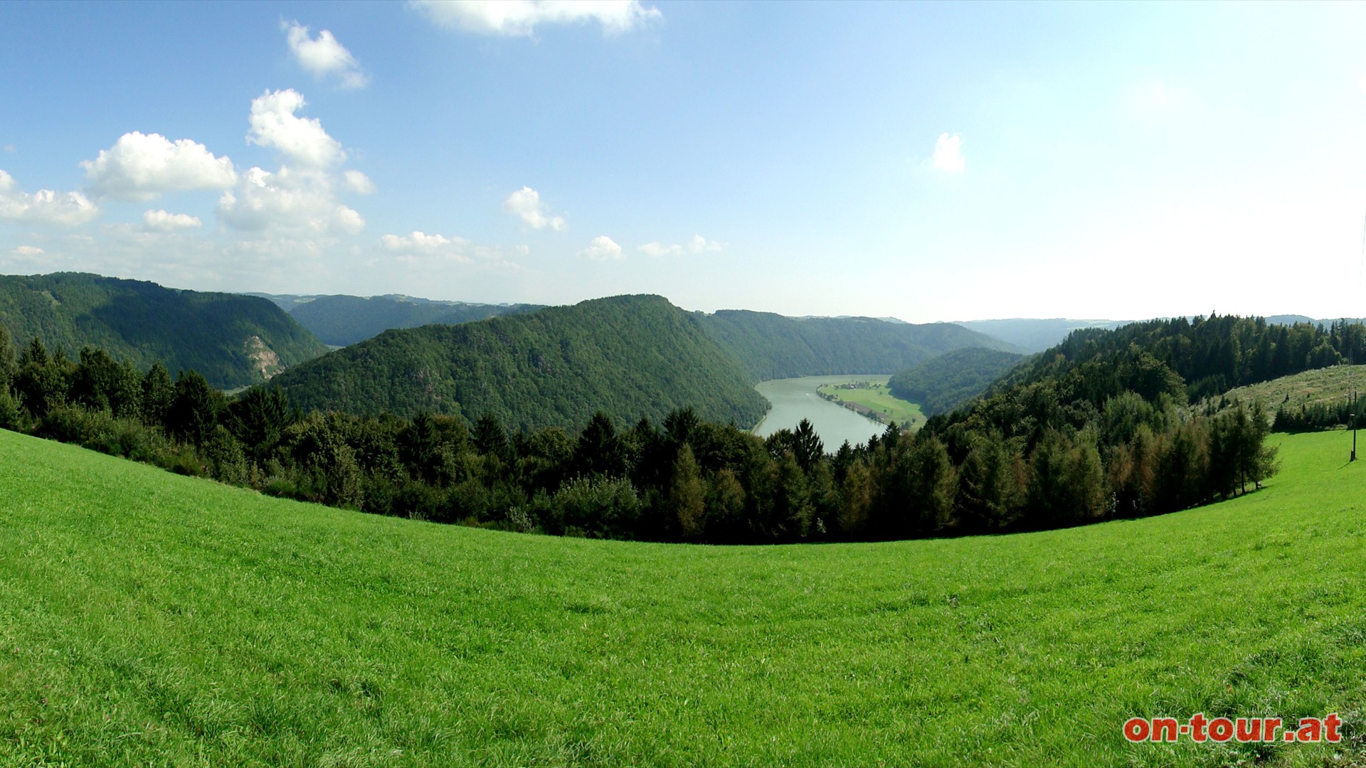 Die Sicht ins Donautal wird frei und man erahnt hier die gewaltigen Dimensionen dieses Naturwunders.