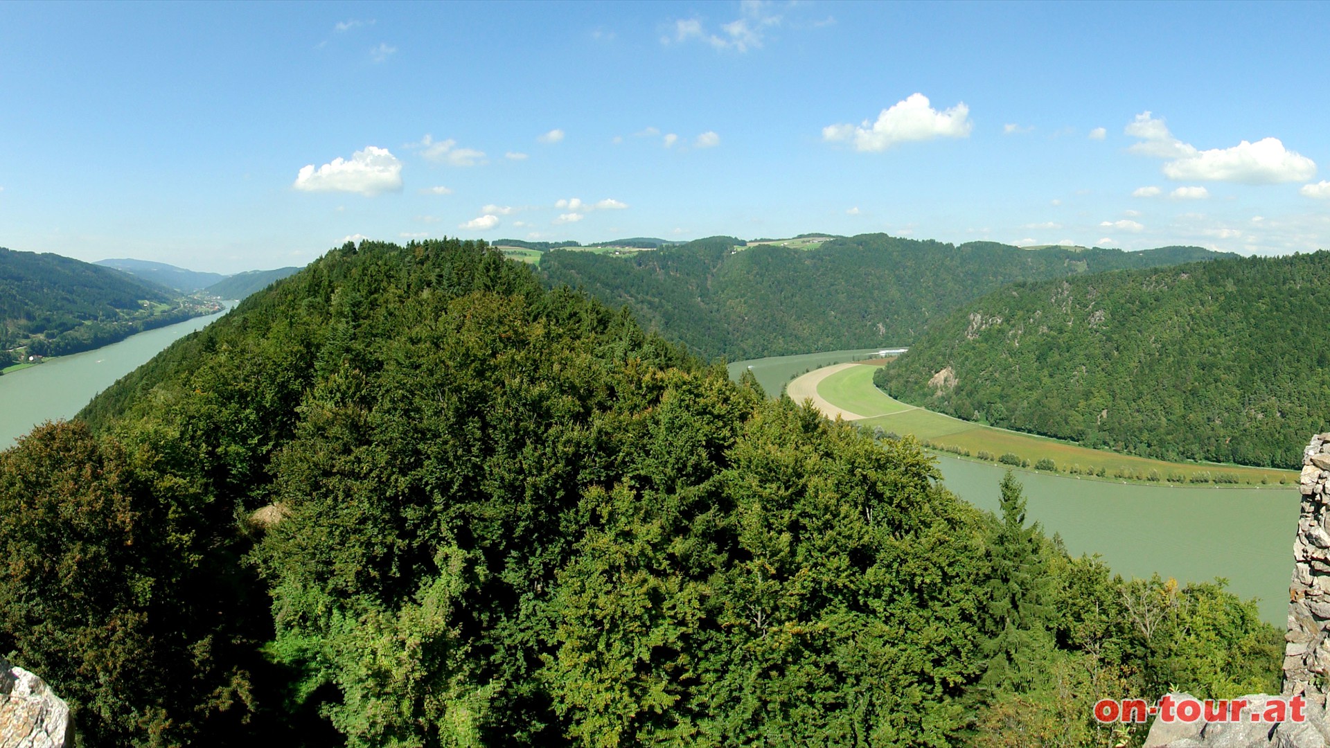 Faszinierende Ausblicke (N) vom Turm. Links Markt Wesenufer an der Donau, dann der Donauschlingen-Hhenrcken und die Mhlviertler Hochebene.