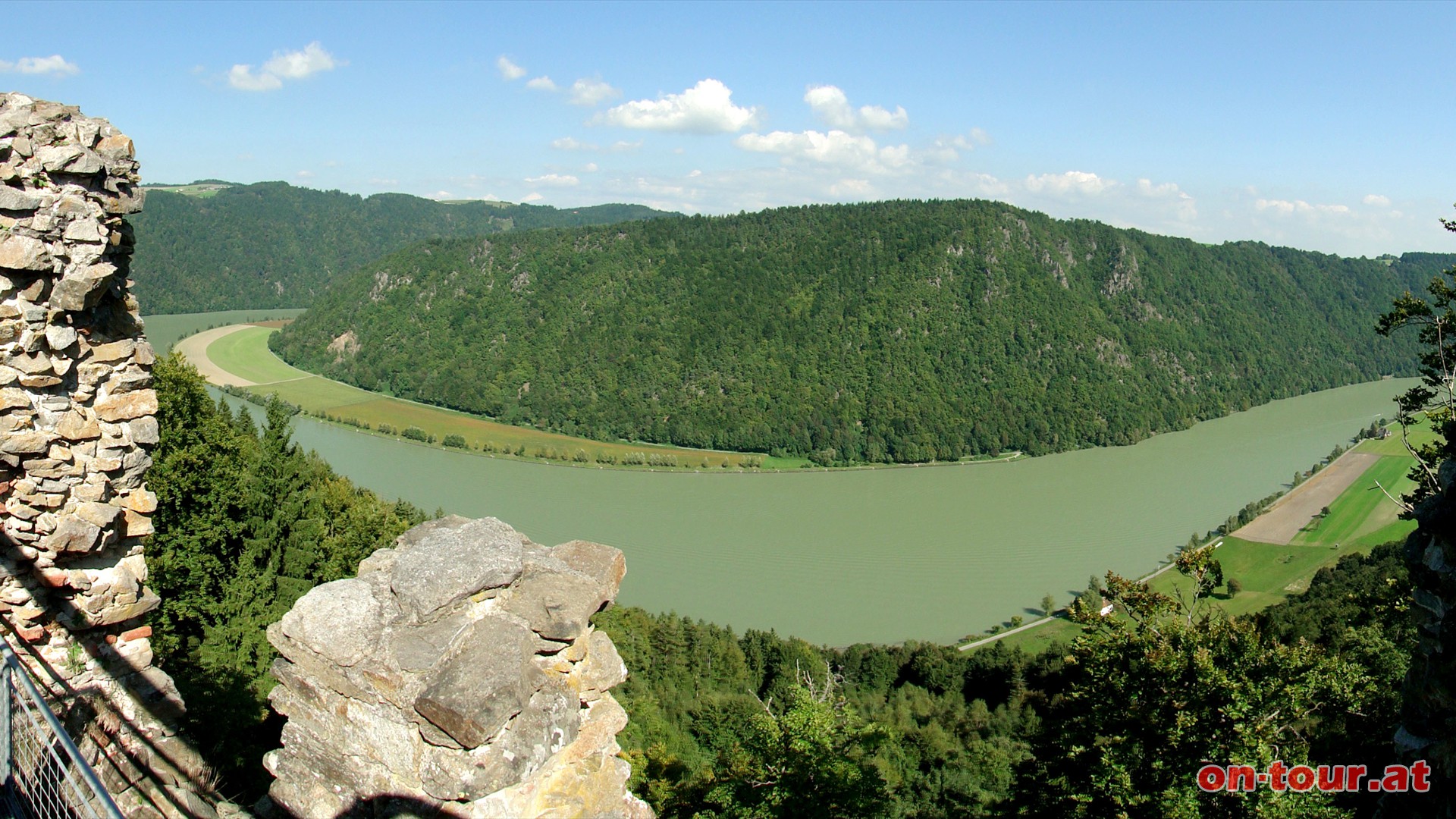 Im Nordosten, tief eingebettet ins Donautal, schlngelt sich die Donau am -Steiner Felsen- (rechts) vorbei.