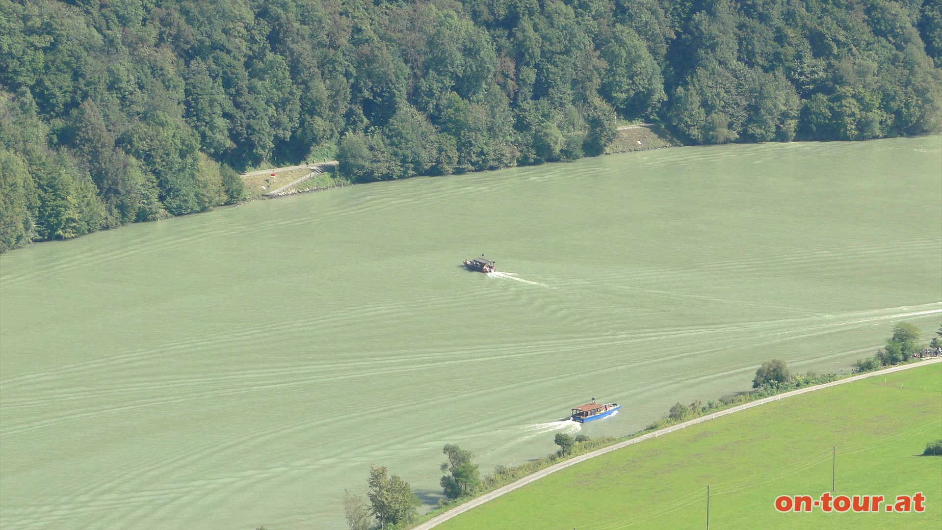 Im Osten reicht der Blick bis nach Au und zur Donaufhre hinunter, mit welcher ....