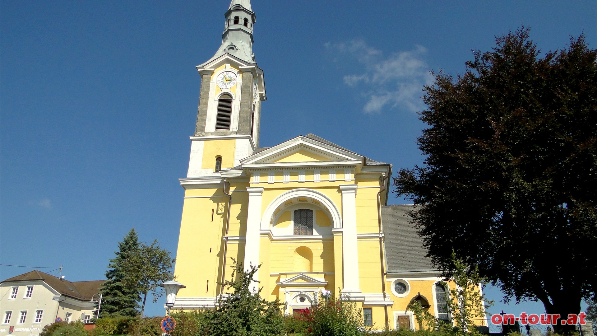 In Niederkappel fhrt eine Runde am Zentrum vorbei. Die prchtige Kirche ist wirklich sehenswert.