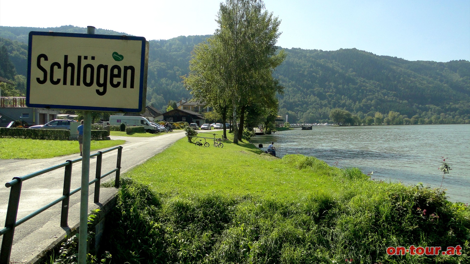 In Schlgen dann auf dem Ciconia Weg links bergauf zum Schlgener Blick.