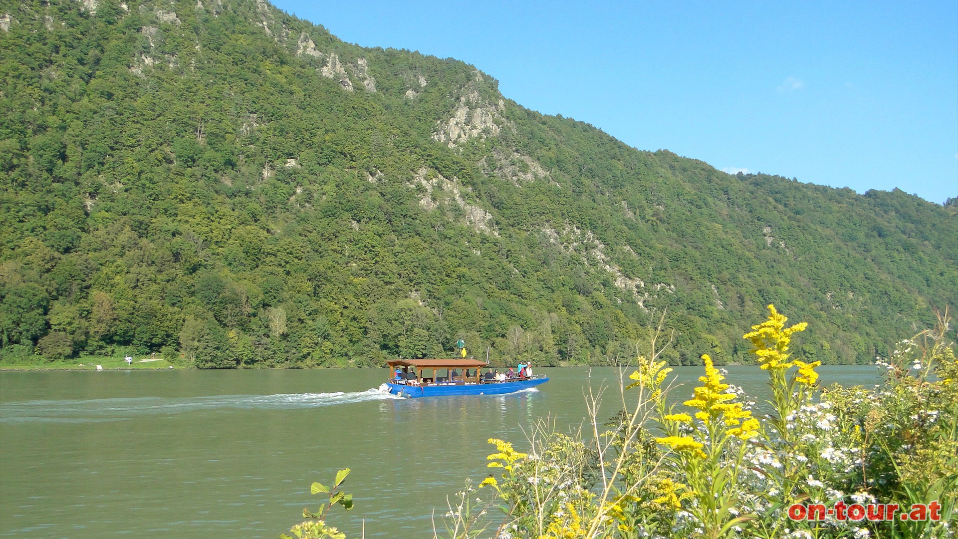 Nun an der Donau flussabwrts, am -Steiner Felsen- vobei.