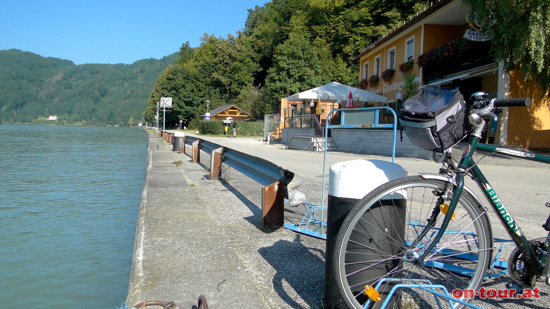 Vorbei am Gasthof Gierlinger. Danach gleich rechts bergauf Richtung Niederkappel.