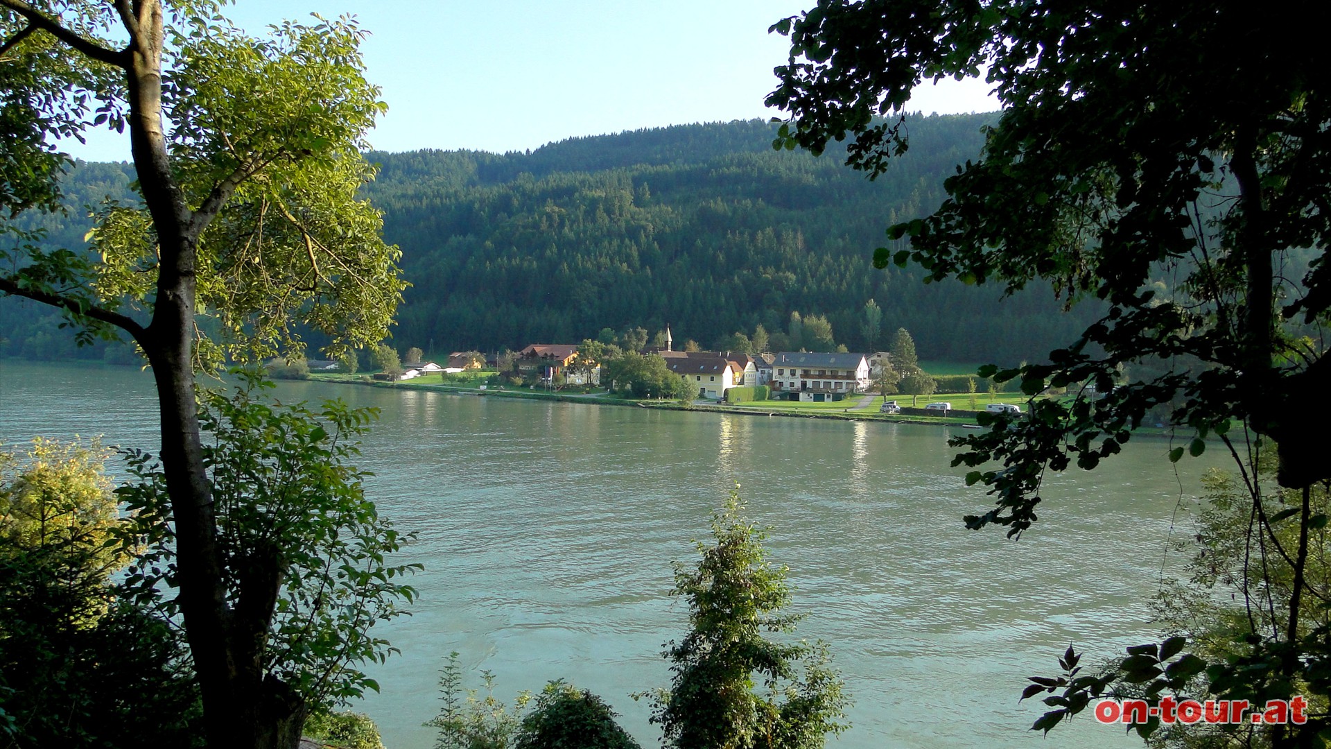 Vorbei an Inzell, am Sdufer der Donau.