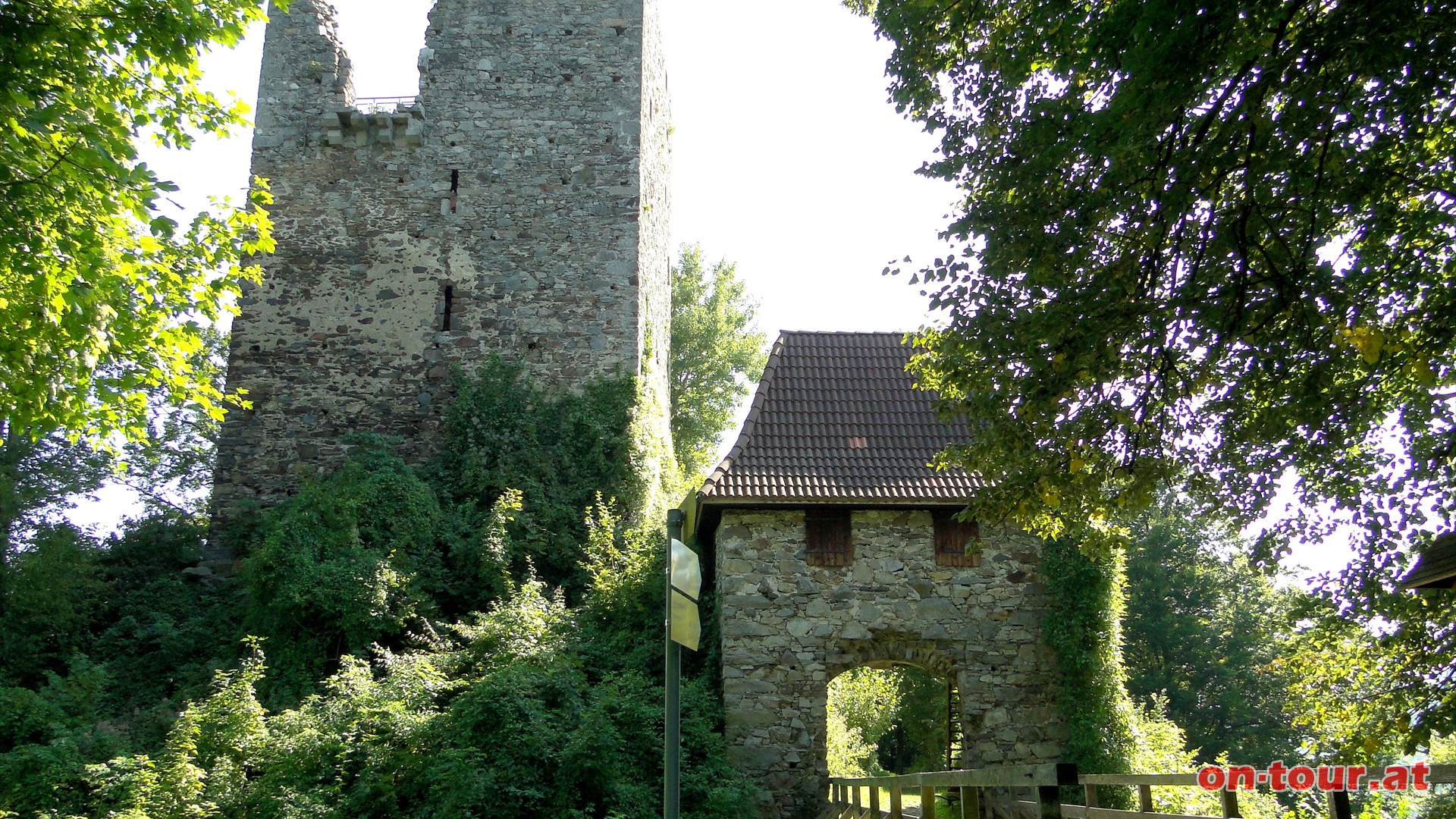 Weiter zur Ruine Haichenbach. Die ehemalige Raubritterburg wurde 1160 erstmals urkundlich erwhnt.