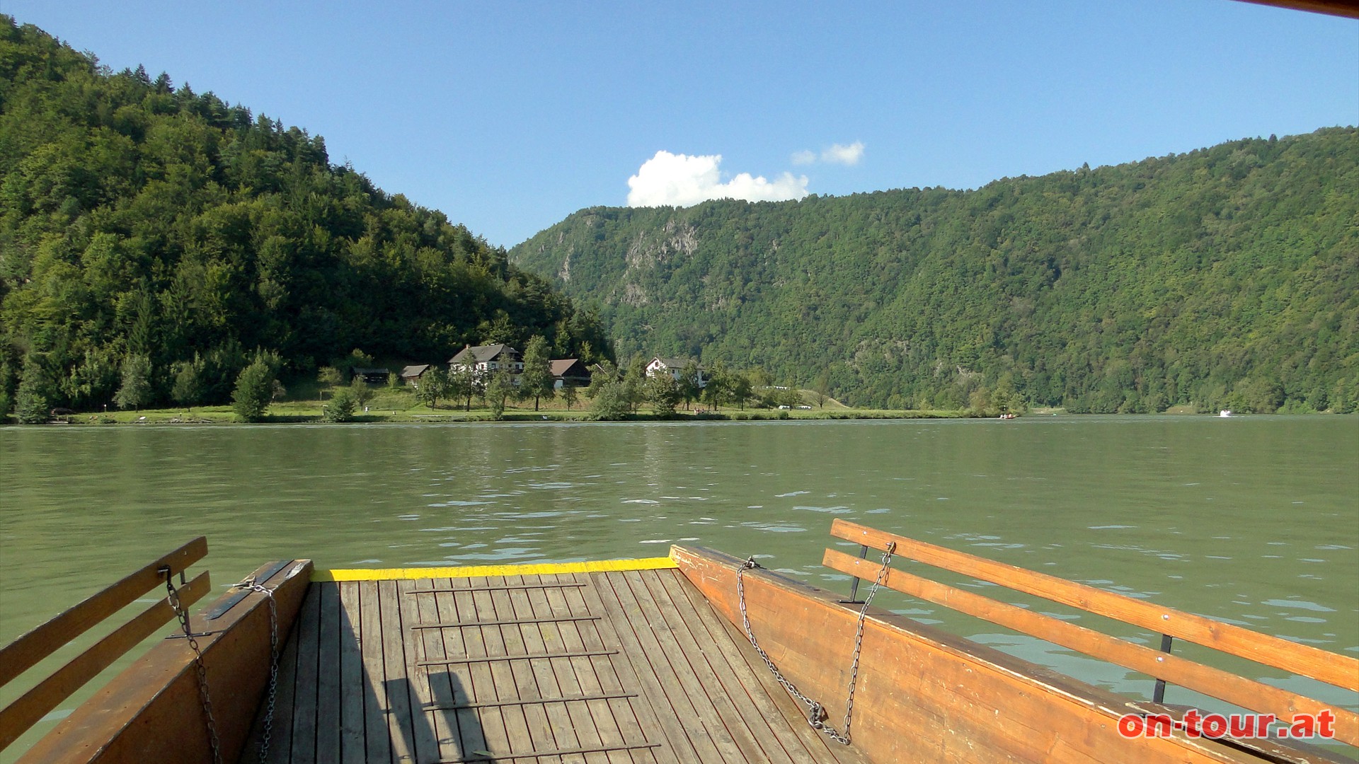 Zurck in Schlgen; mit der Fhre wieder ans andere Ufer.