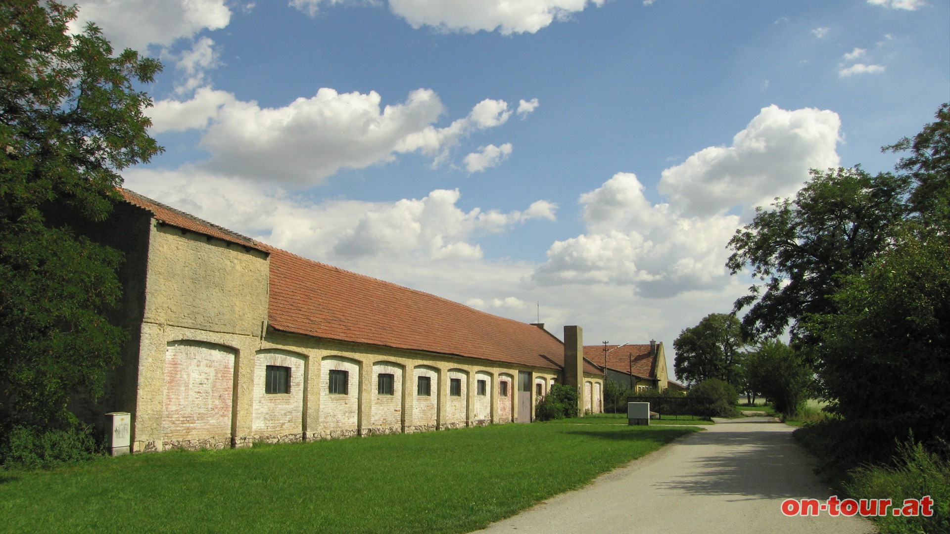 Beim Karlhof schlielich nach links, wieder zurck nach Deutsch Jahrndorf.