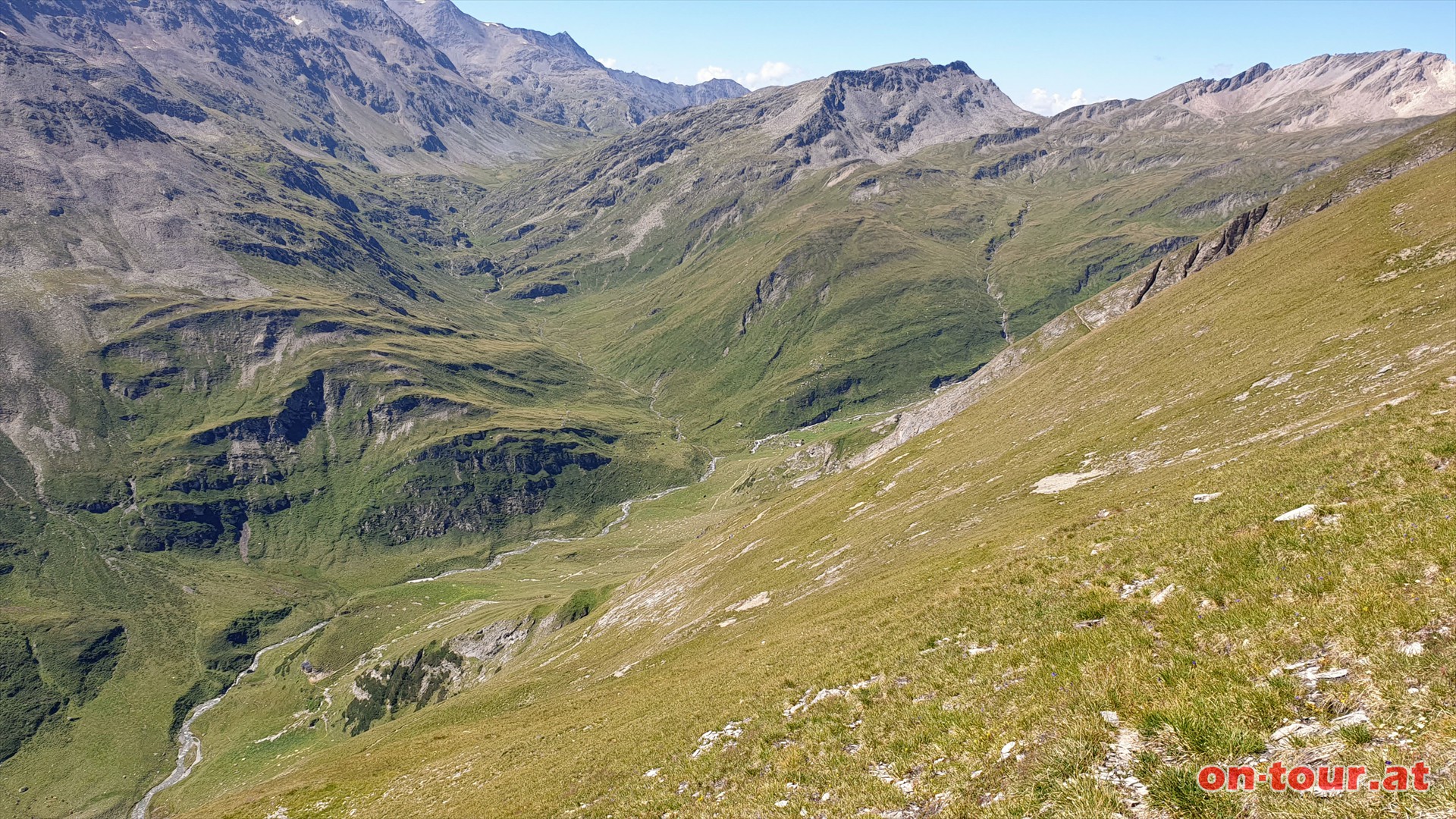 Kurz zurck und ber, nicht ganz so steile, Grasflanken bergab zum Wiener Hhenweg.