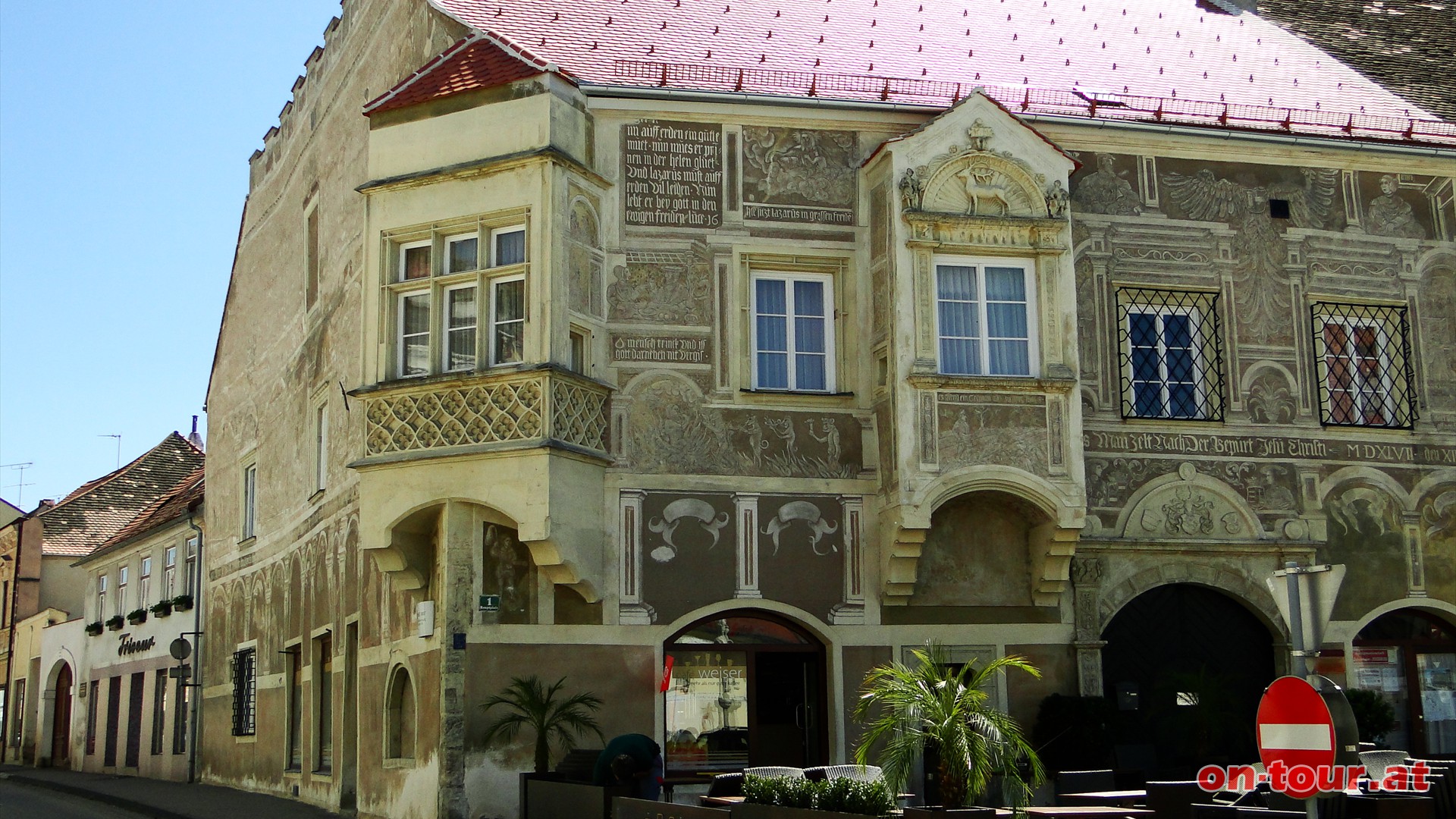 Am Hauptplatz befindet sich das -Gemalte Haus- mit seiner kunstvollen Renaissancefassade.