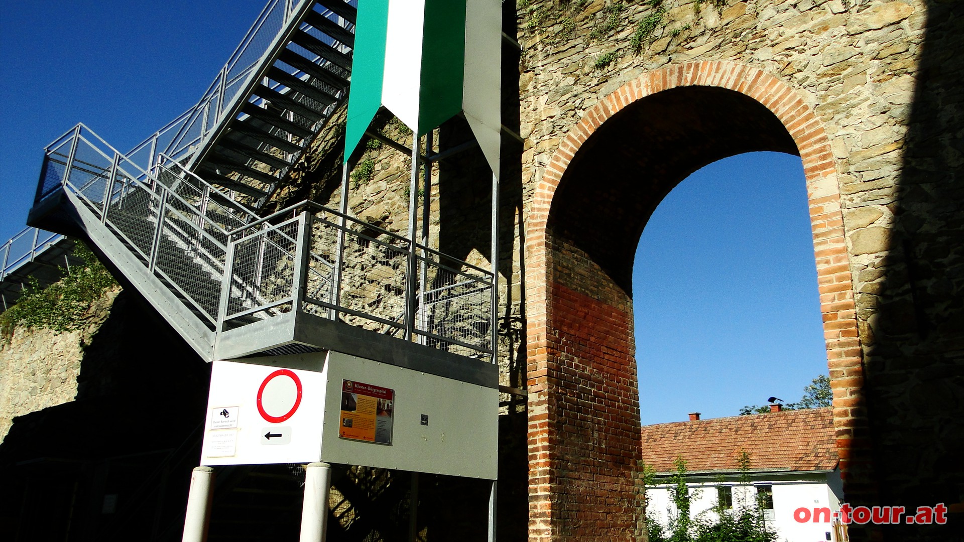 Beim Klostertor (hier auch der Zustieg zur Zinnenwanderung) wird das Stadtzentrum wieder verlassen.