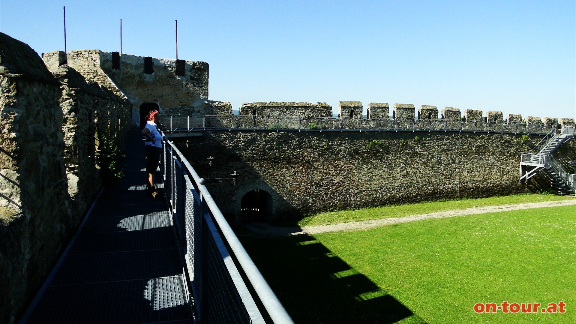 ber ein Drehkreuz (links vom Tor) weiter auf die Stadtmauer - erster Abschnitt der Zinnenwanderung.