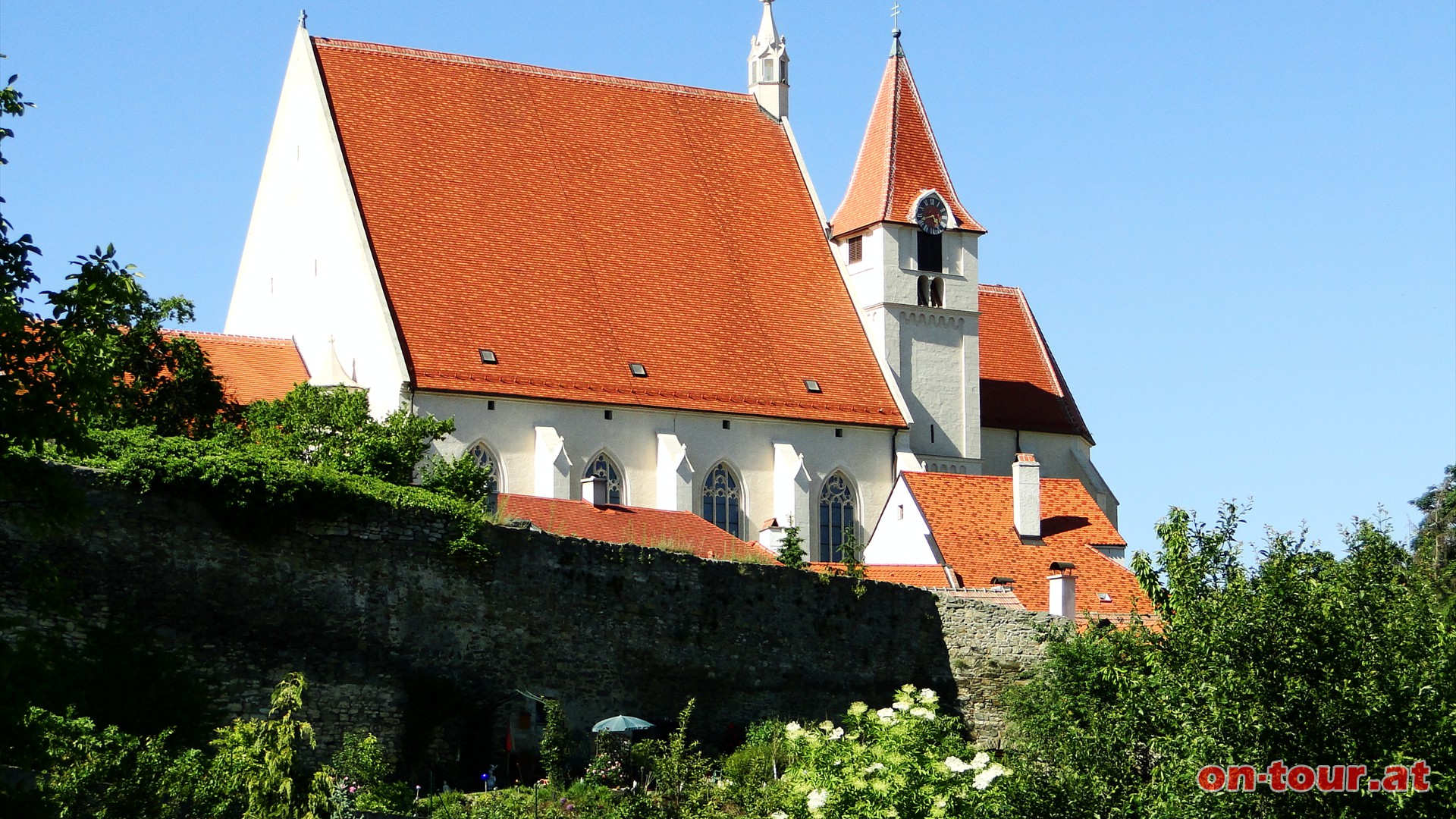 Die Pfarrkirche und die mittelalterliche Grenzbefestigung von Eggenburg.