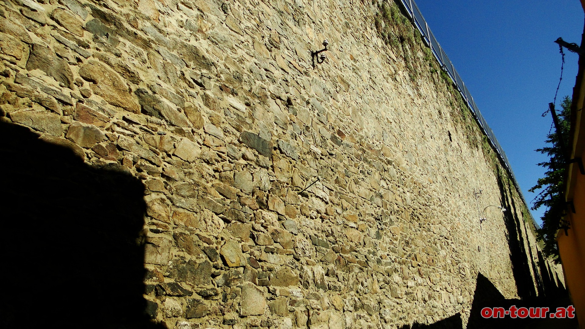 Nun innerhalb der, fast zwei Kilometer langen Wehranlage, entlang. Die Mauer mit dem Zinnenkranz wurde bereits ab dem 14. Jh. errichtet.