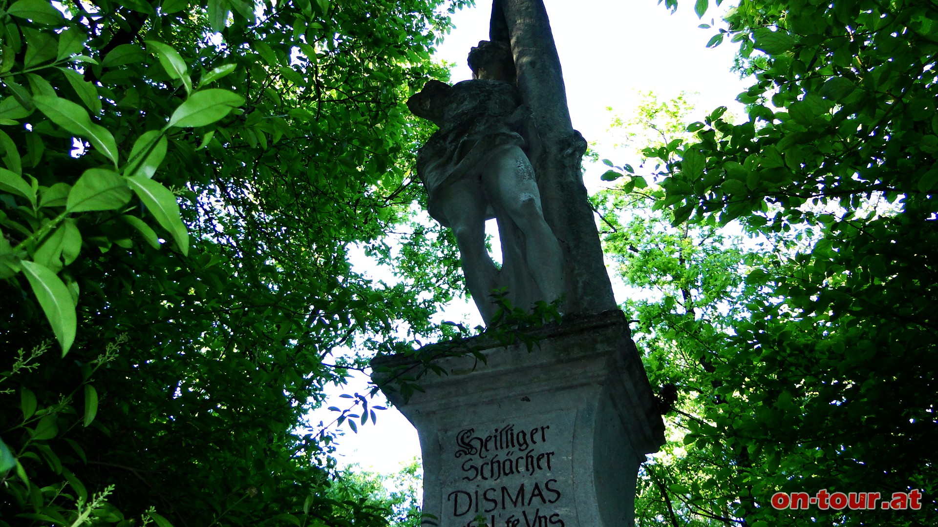 Vom Vitusberg kommend die erste Mglichkeit nach der kurzen Asphaltstrecke rechts zur Richtsttte und dem Dismas-Monument.