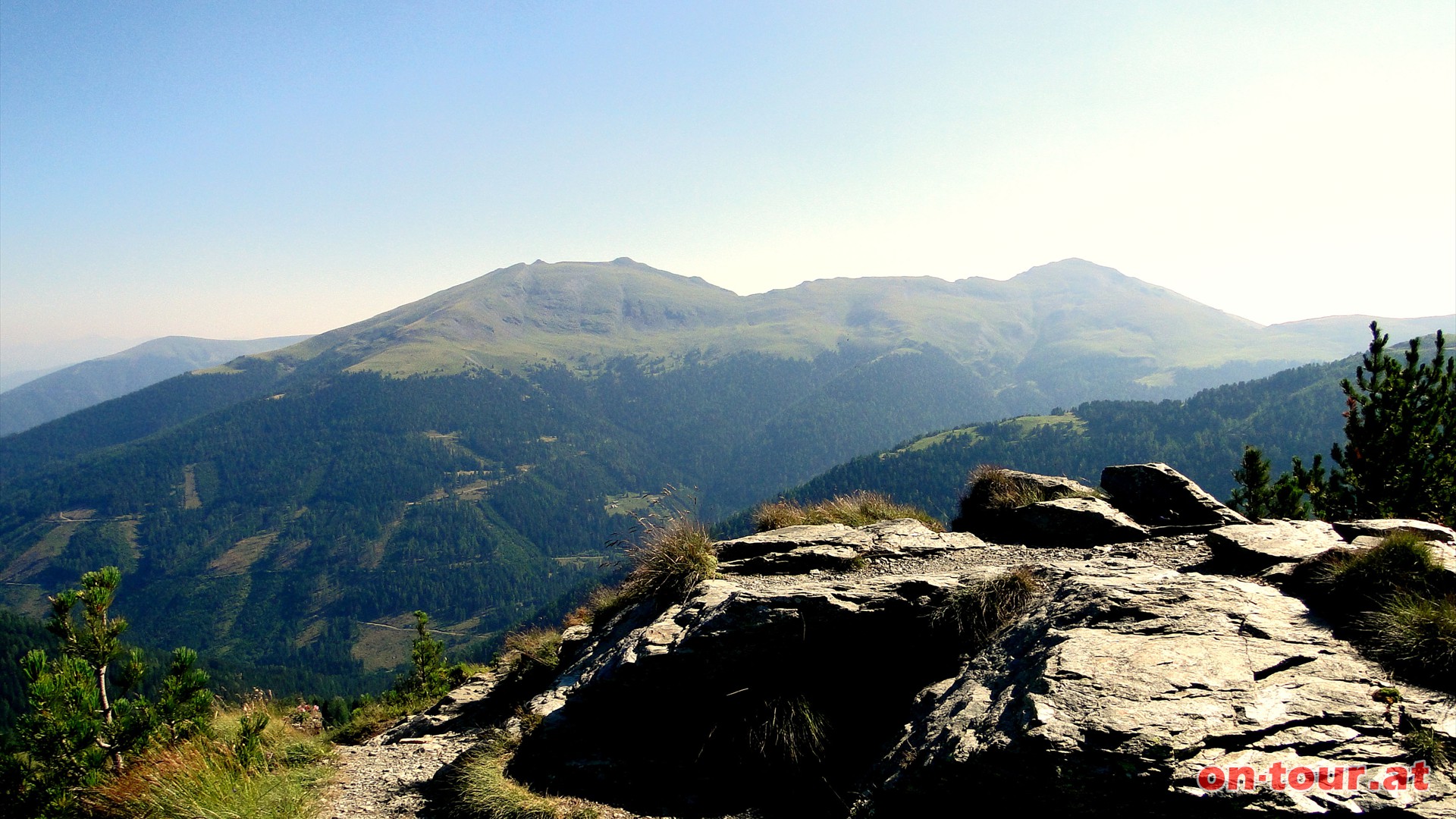 Der Eisenhut (links), das Dach der Nockberge im Nordosten und sein Nachbar der Wintertaler Nock.