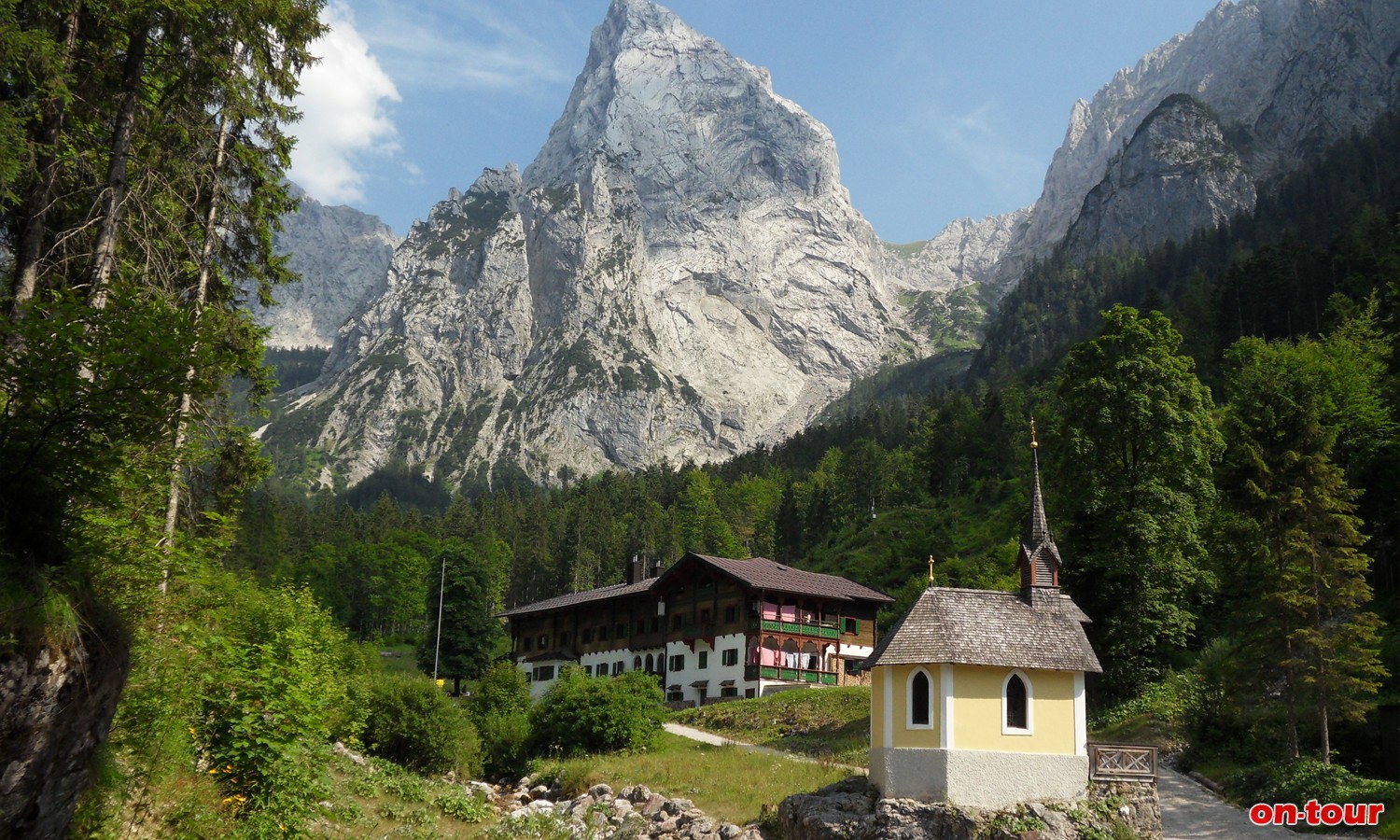 Gro�artige Kulisse beim Anton-Karg-Haus mit dem Kleinen Halt im Hintergrund.