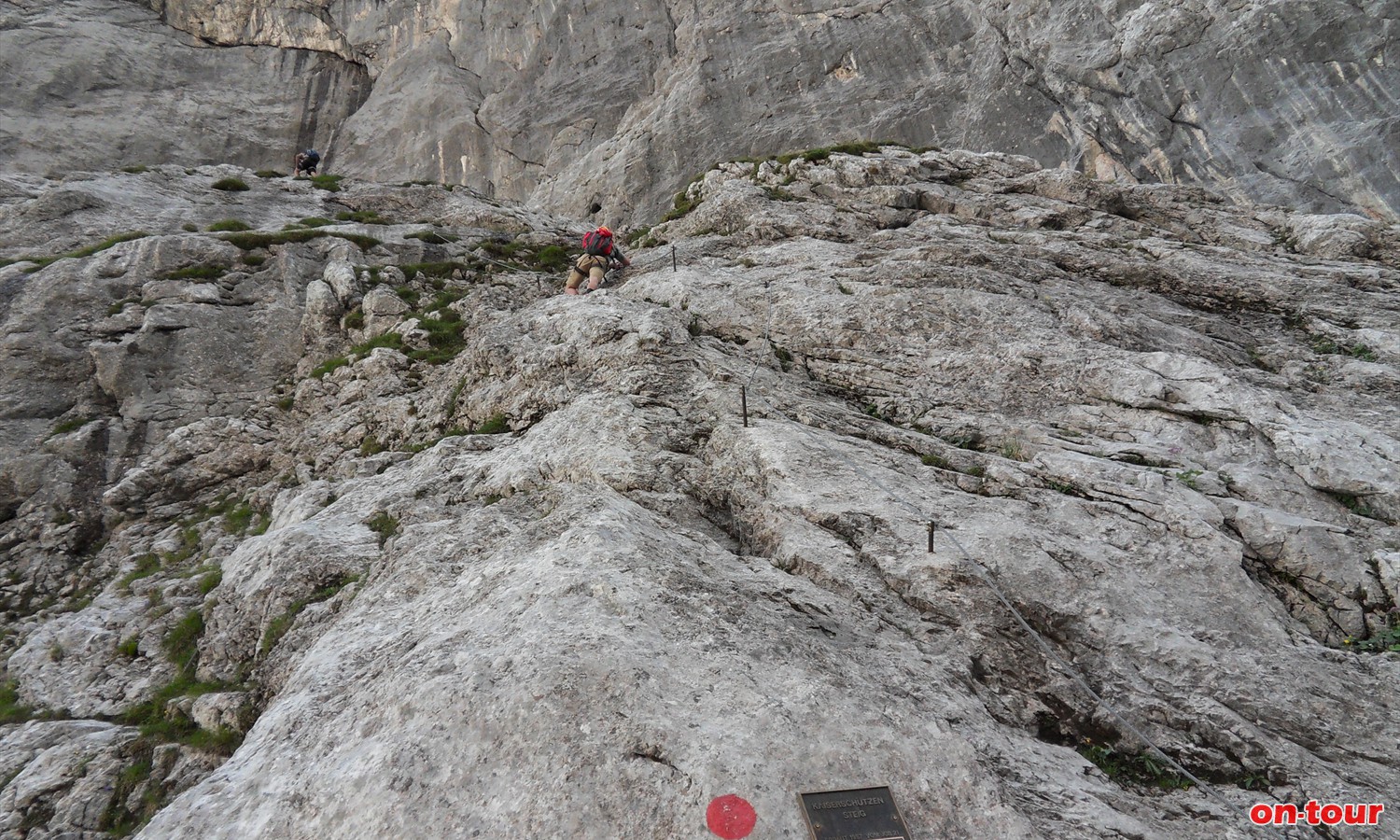 Einstieg zum Klettersteig (B-C). Klettersteigset und Helm (Steinschlaggefahr) nicht vergessen.