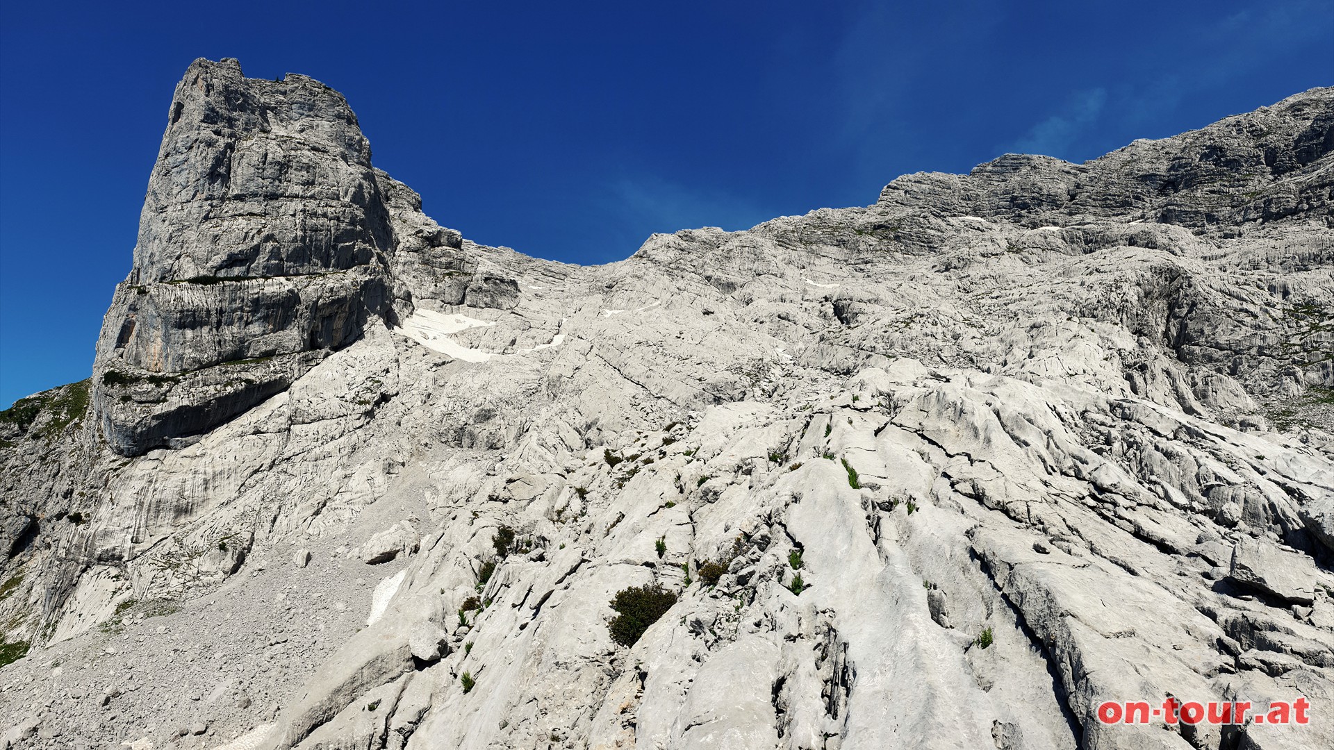 ber eine, fr das Gesuse untypische, zerklftete Karstlandschaft Richtung Festkogel.