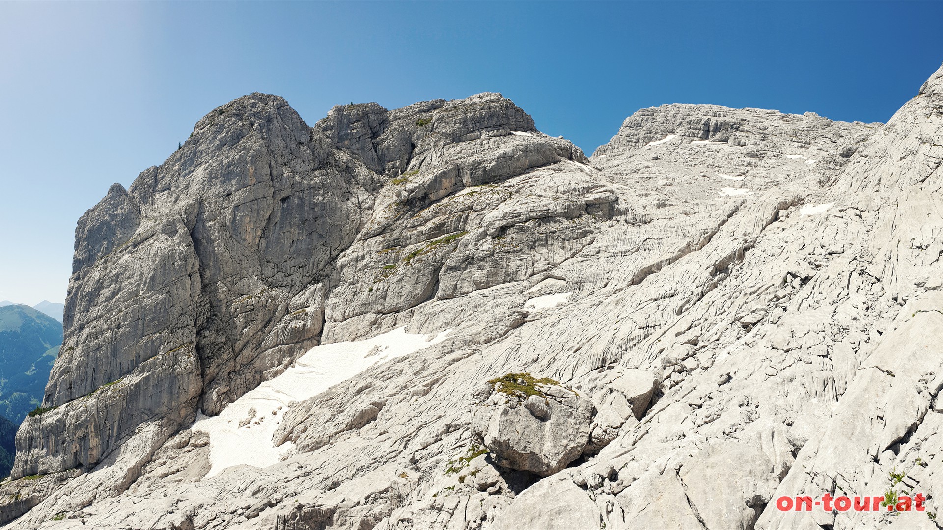 Kurz vor der Gelndestufe zum Kar. Dahinter der Festkogel. Nach der Stufe rechts.