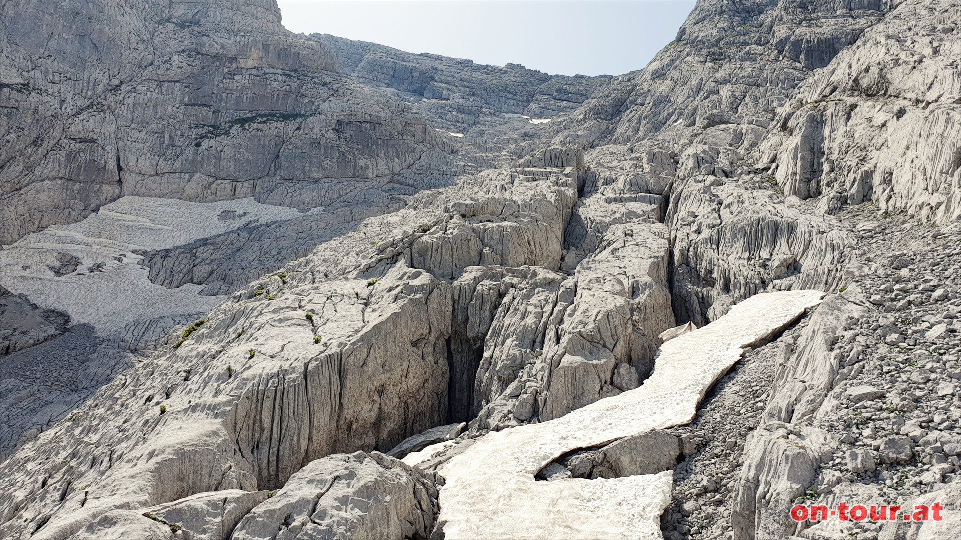 Leichte Kletterpassagen im Graben. Mehrere Aufstiegsvarianten.